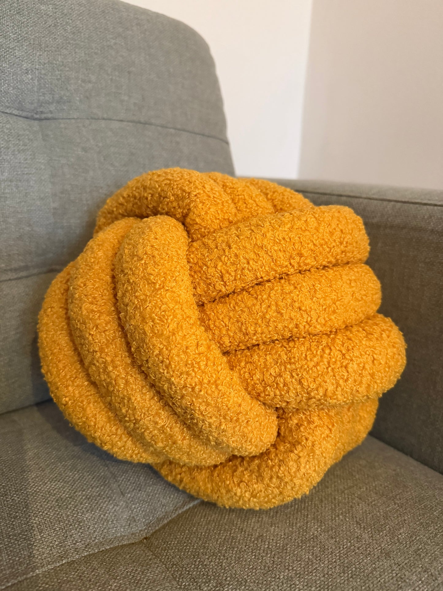 Curryfarbenes Knotenkissen – ASCEND 21 ‘Curry Loop Cushion’ | Dekokissen, modernes Wohnaccessoire, weiche Struktur