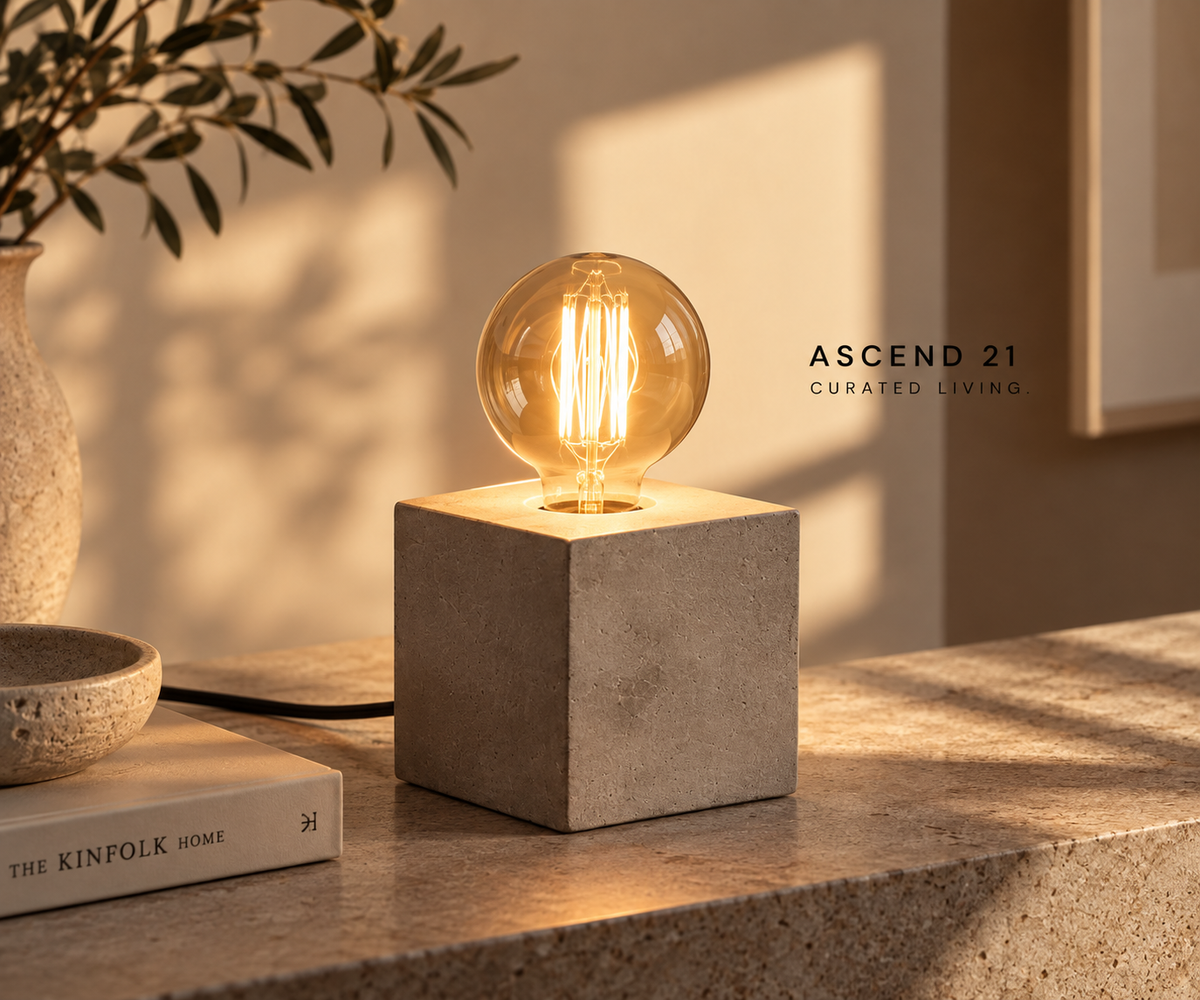 ASCEND 21 CONCRETE CUBE™ Tischlampe in Zementoptik – Minimalistische E27 Designleuchte mit Textilkabel & Schalter – Dekolampe für Wohnzimmer, Schlafzimmer, Sideboard & Schreibtisch