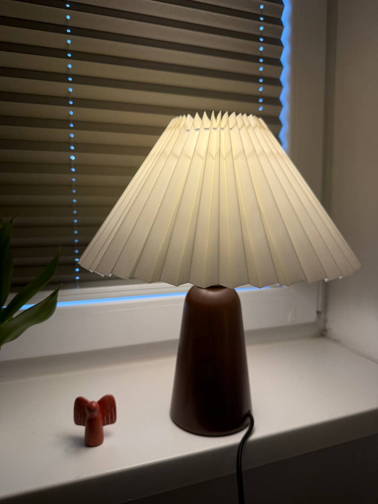 Tischlampe Nordic Glow - Holzfuß & heller Schirm