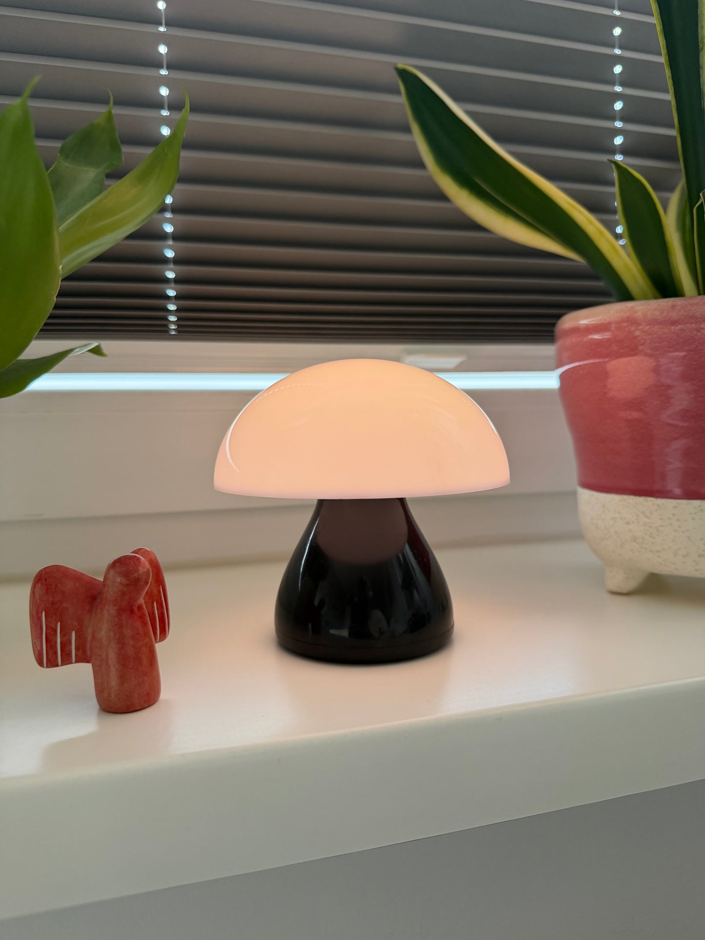 Lumi Dome Duo - Schwarz-weiße Akku-Pilzlampe mit Plexiglas-Schirm