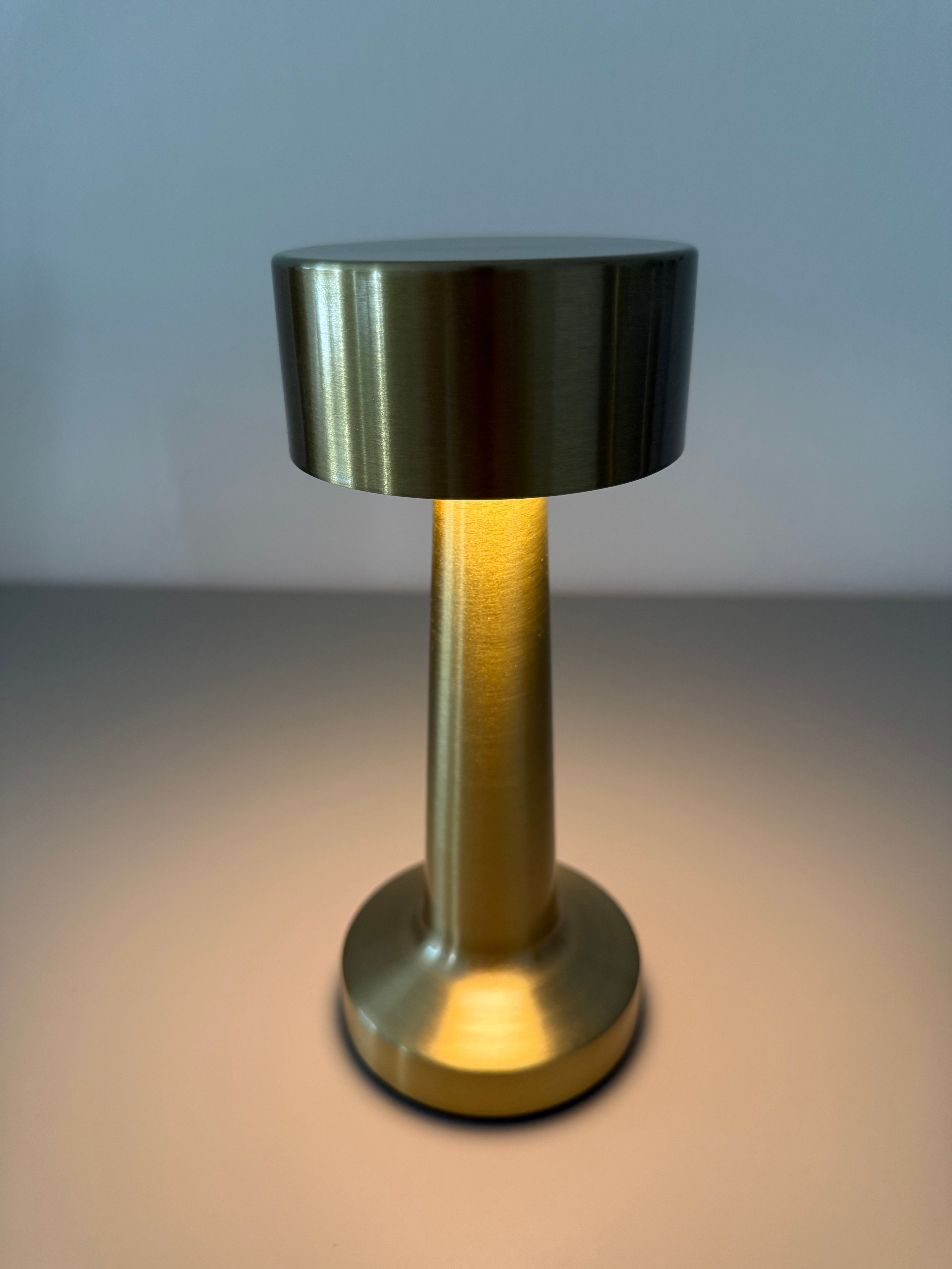 Limitierte Golden Minimal LED-Tischlampe – minimalistisch & warm