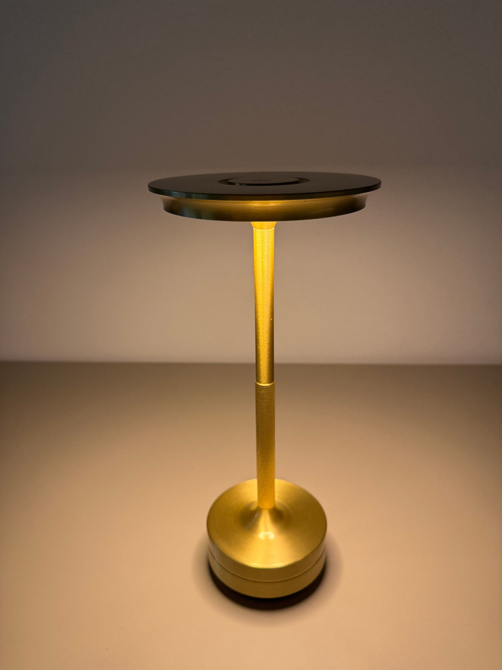 Limitierte Golden Halo LED-Tischlampe – exklusiv für Sommerabende