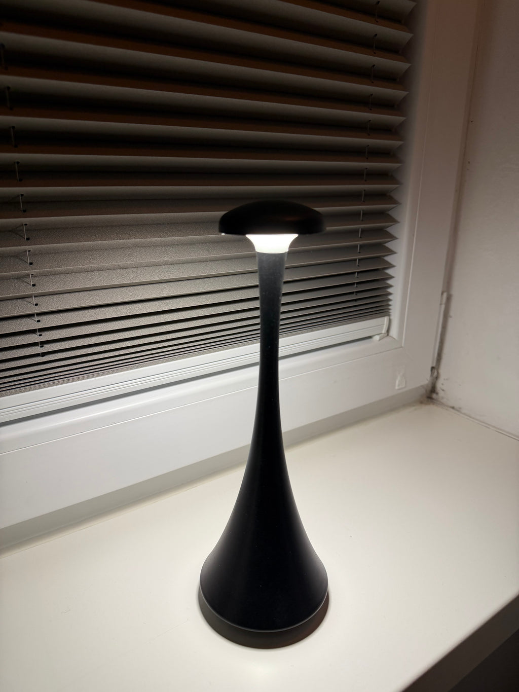 NoirGlow – Elegante schwarze Akku-Tischlampe, dimmbar & kabellos