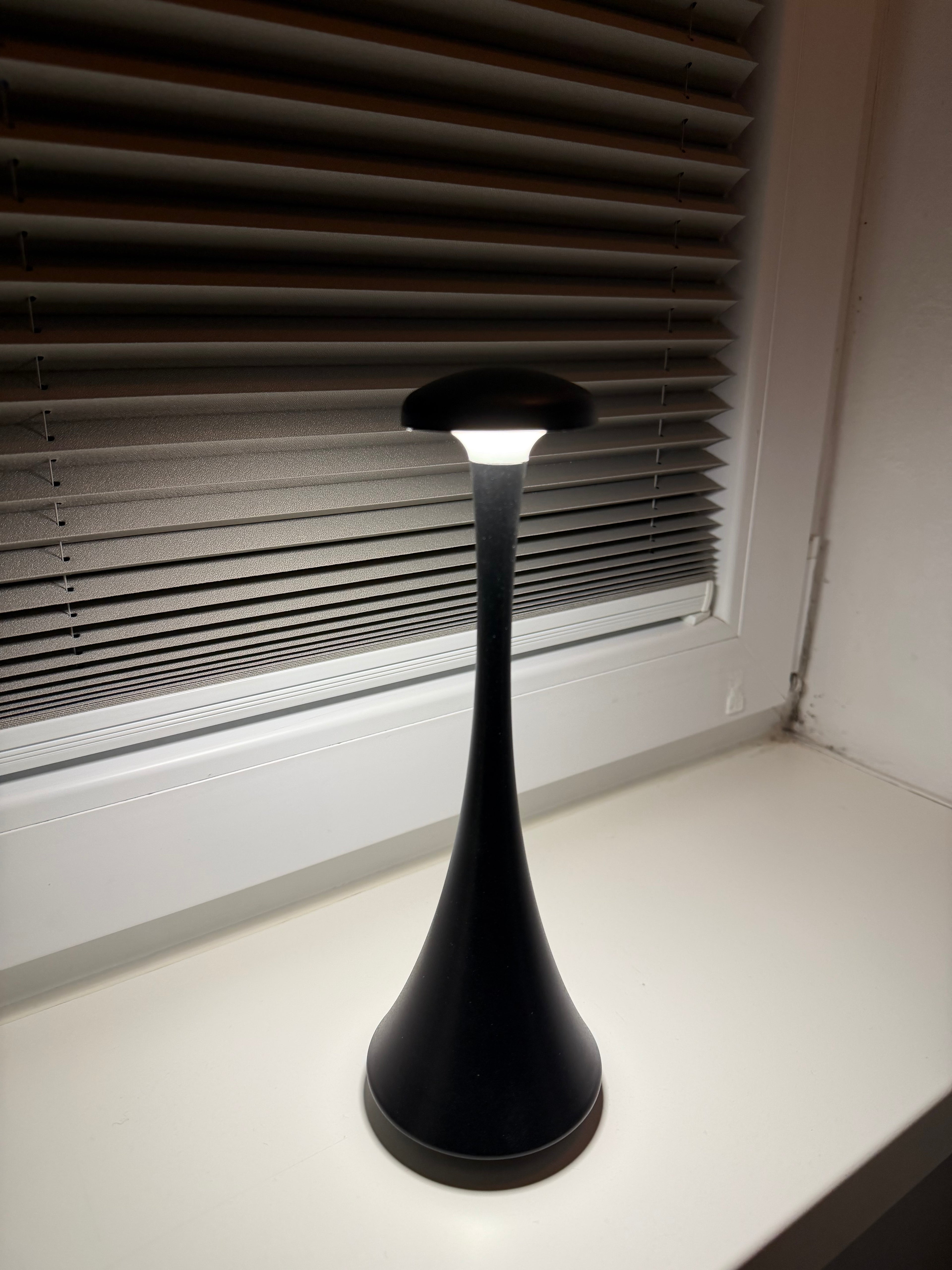 NoirGlow – Elegante schwarze Akku-Tischlampe, dimmbar & kabellos