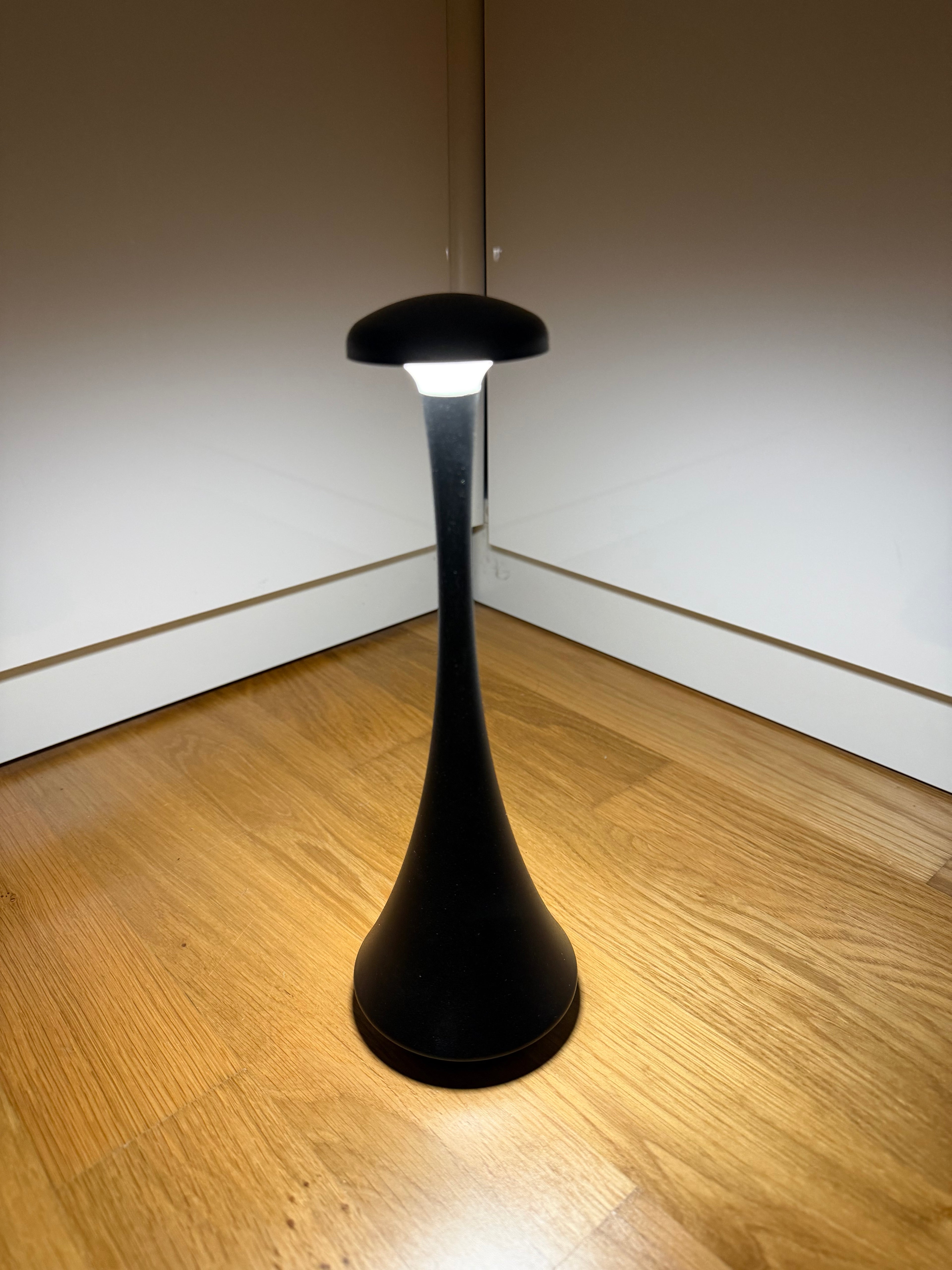 NoirGlow – Elegante schwarze Akku-Tischlampe, dimmbar & kabellos