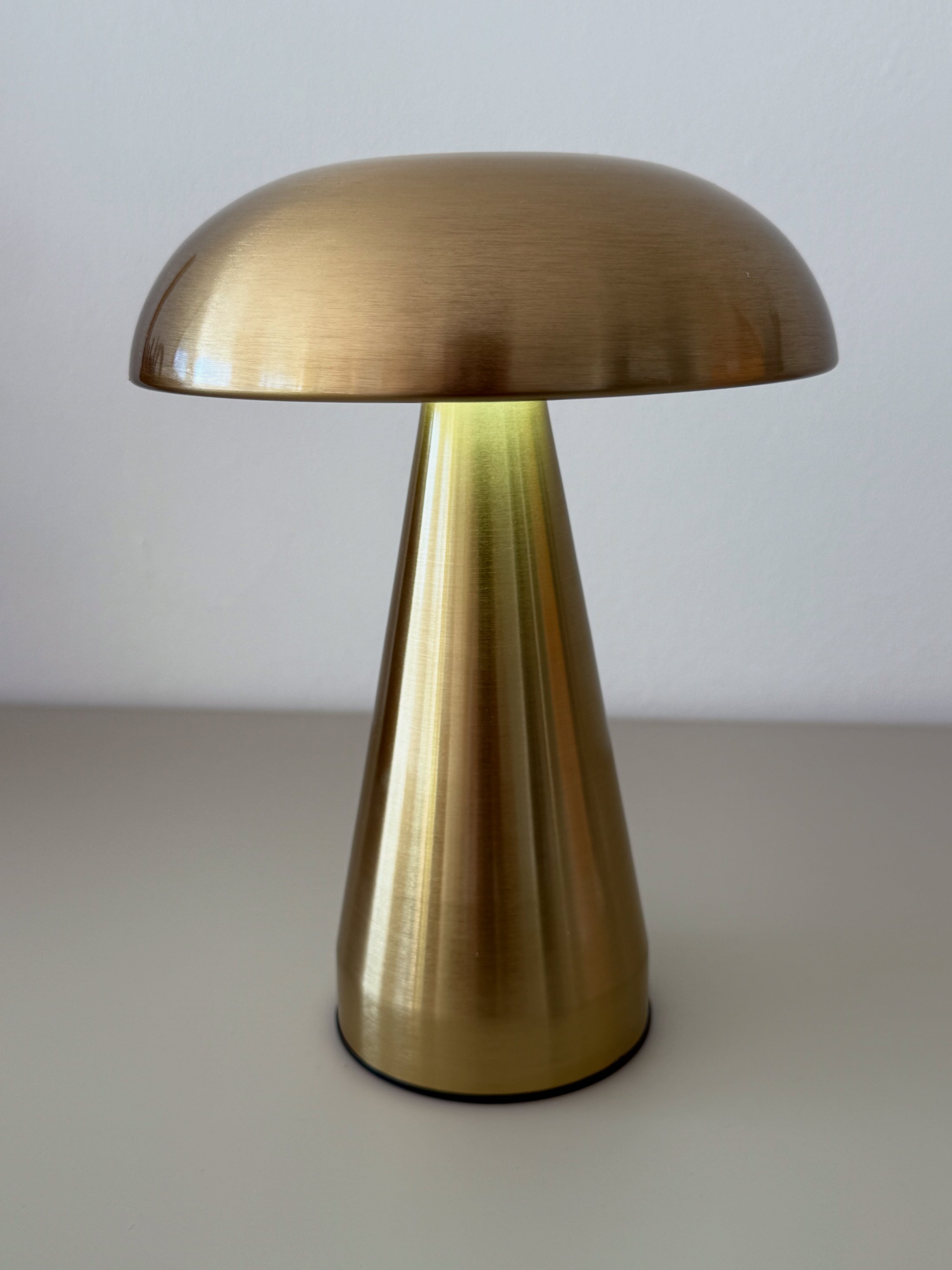 Limitierte Golden Glow Designlampe – kabellos, stilvoll im Sommer