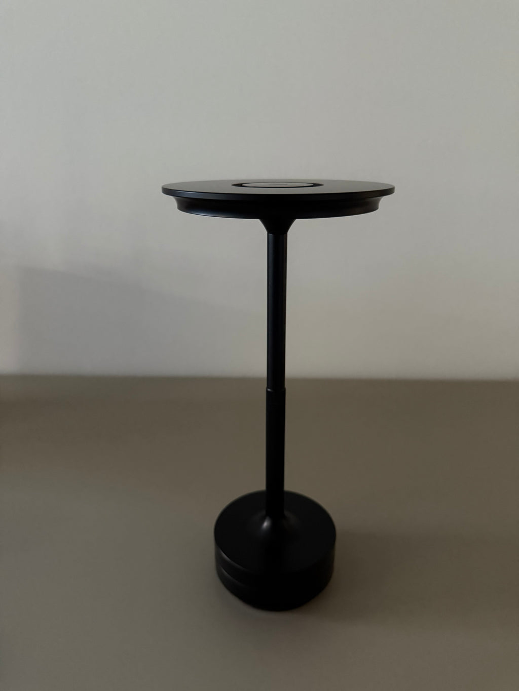 Limitierte Eclipse Noir LED-Tischlampe - Modern in den Sommer