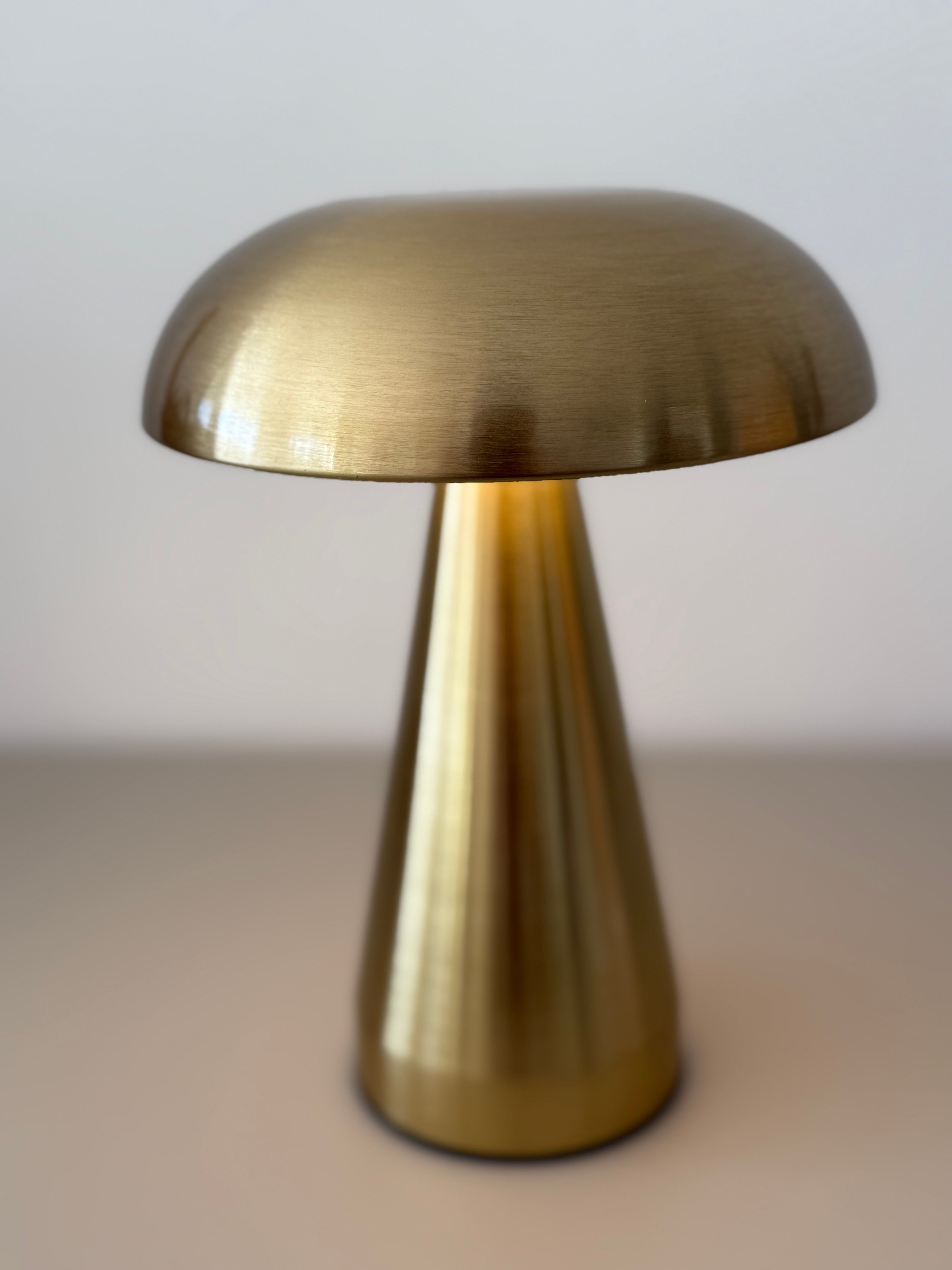 Limitierte Golden Glow Designlampe – kabellos, stilvoll im Sommer