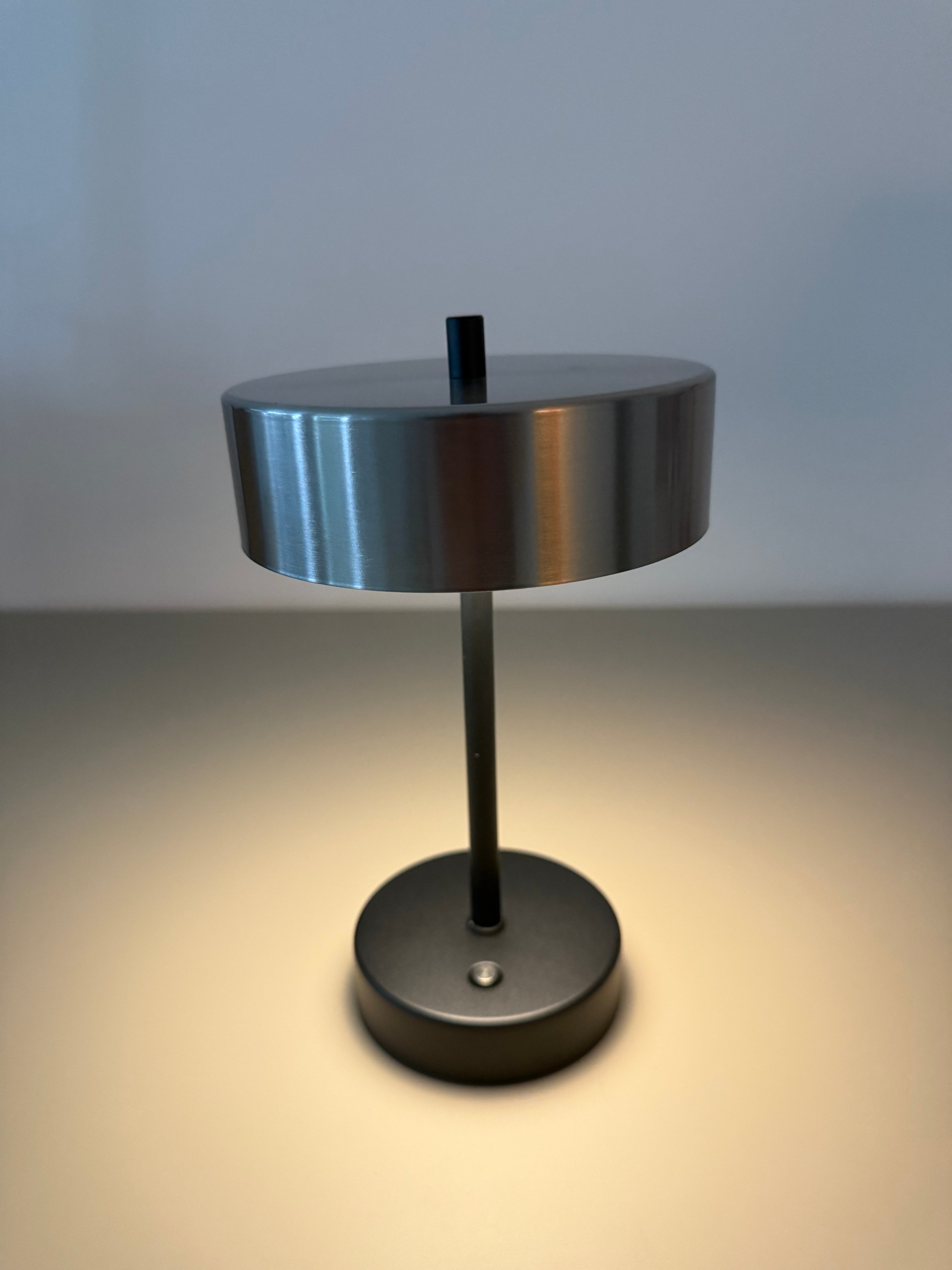 Steel Dot – Runde LED-Tischleuchte aus Metall mit Akku