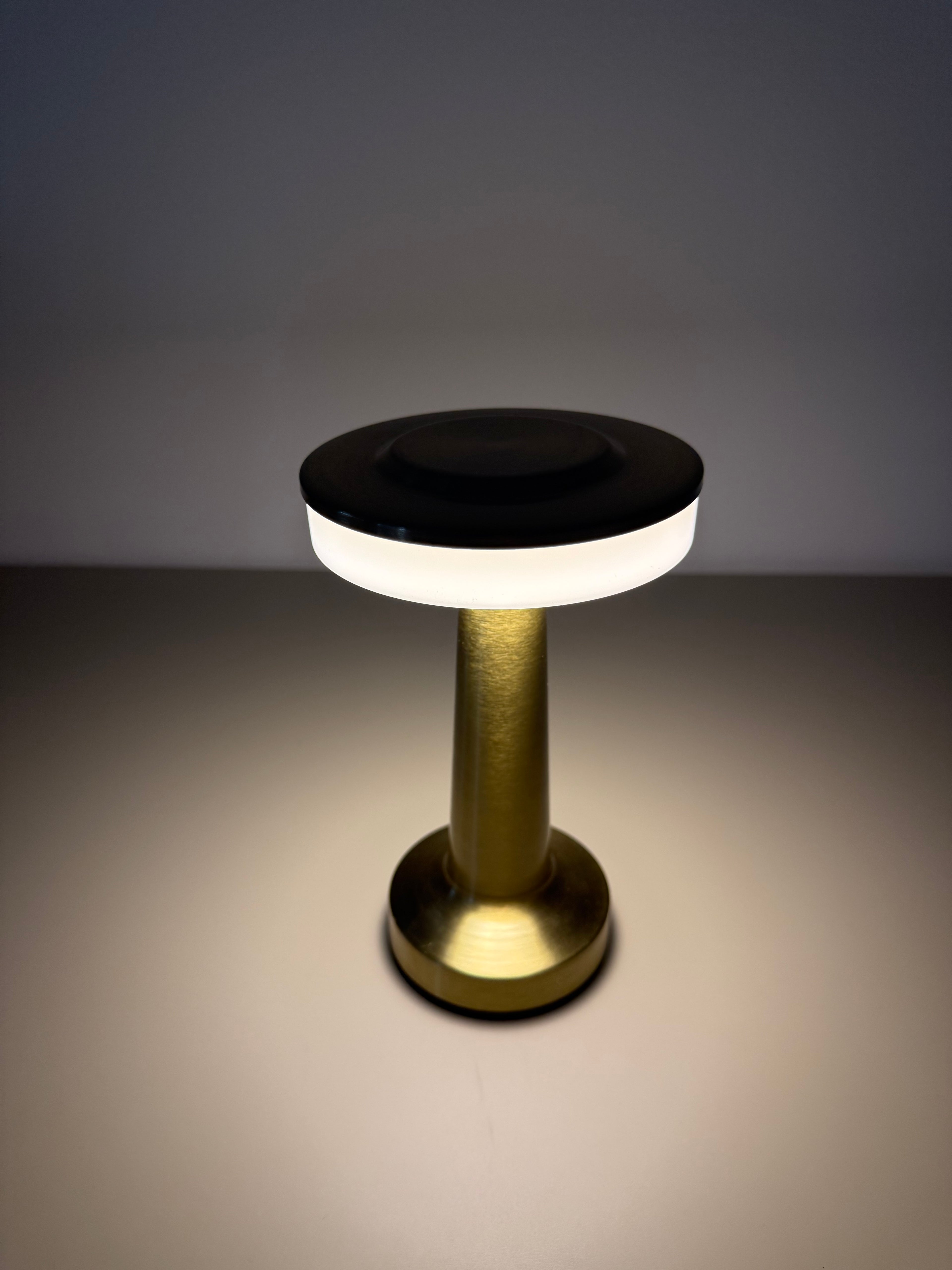 Solaris Glow – Die goldene LED-Lampe der Zukunft