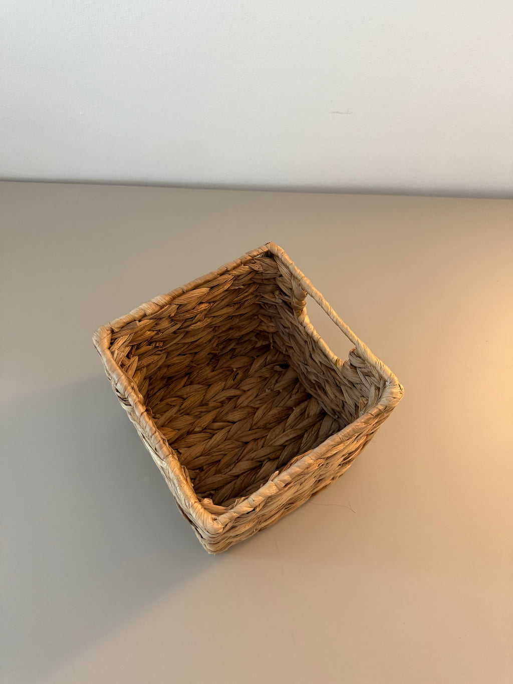 Woodly – Der elegante Tisch-Organizer in edler Holzoptik