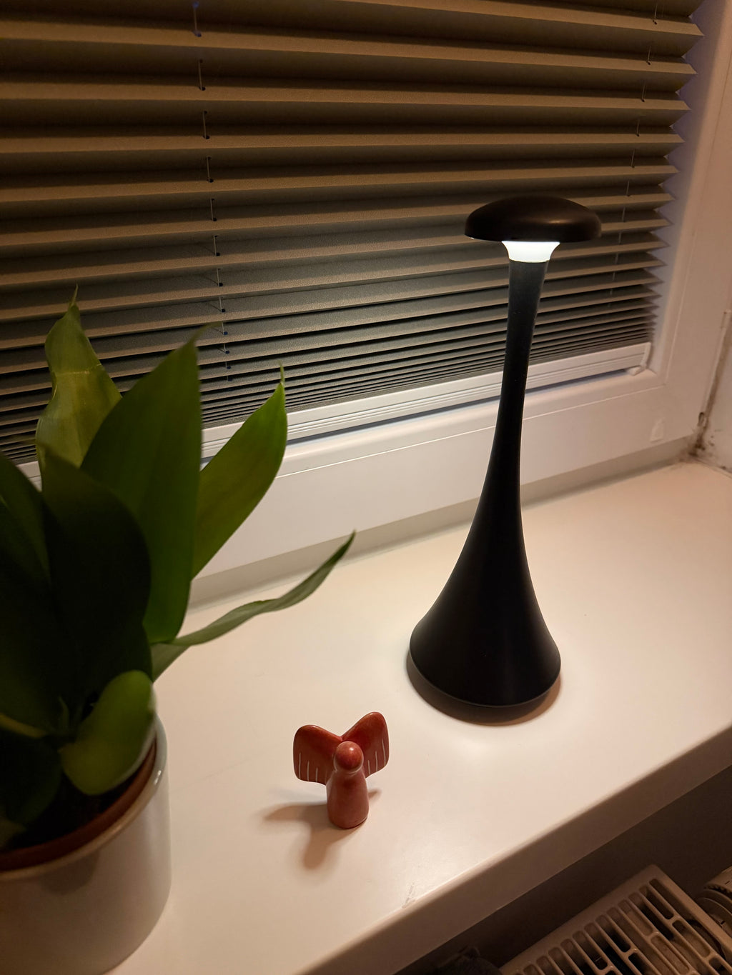 NoirGlow – Elegante schwarze Akku-Tischlampe, dimmbar & kabellos