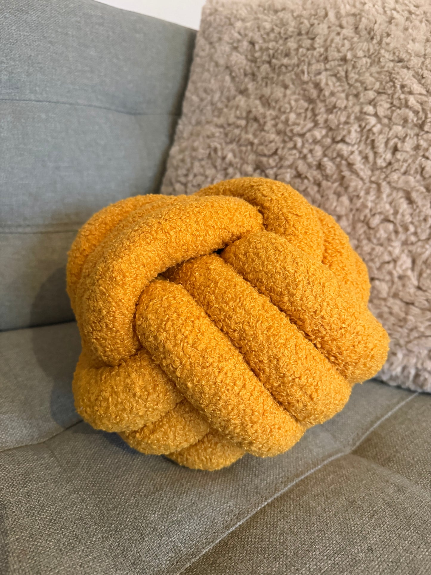 Curryfarbenes Knotenkissen – ASCEND 21 ‘Curry Loop Cushion’ | Dekokissen, modernes Wohnaccessoire, weiche Struktur