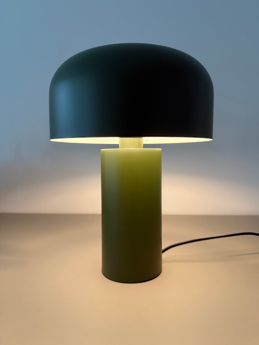 Moss Glow – Design-Tischlampe im Retro-Stil (grün/schwarz)