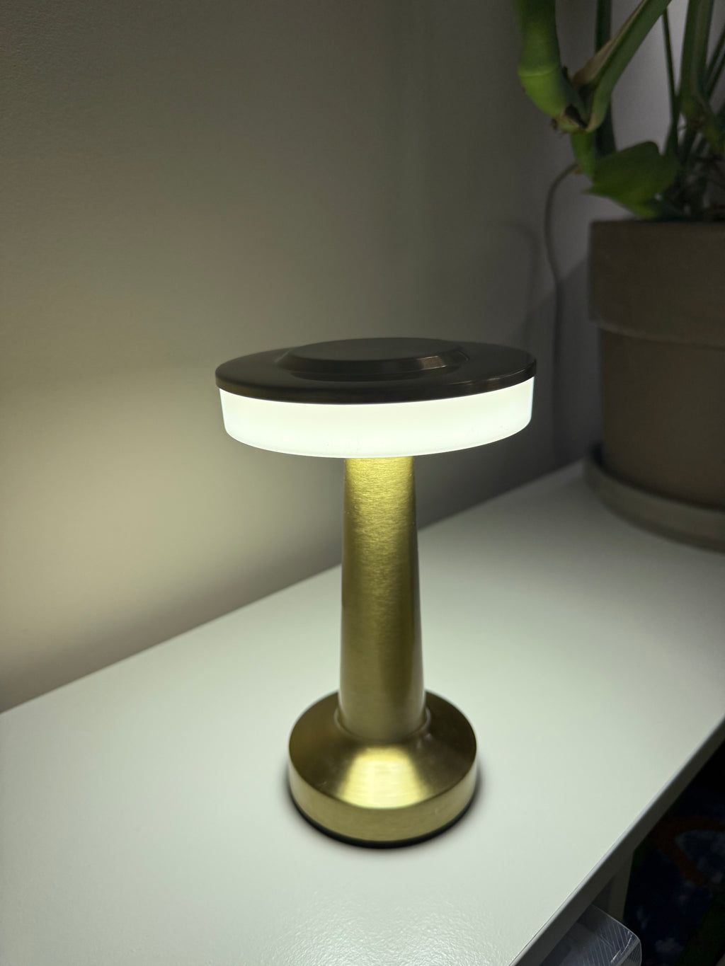 Solaris Glow – Die goldene LED-Lampe der Zukunft
