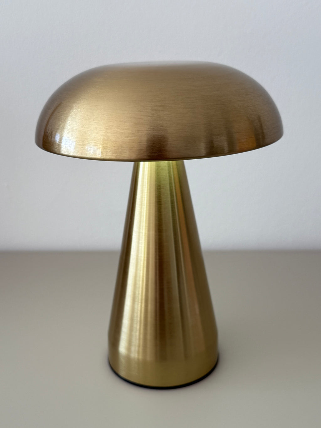 Limitierte Golden Glow Designlampe – kabellos, stilvoll im Sommer