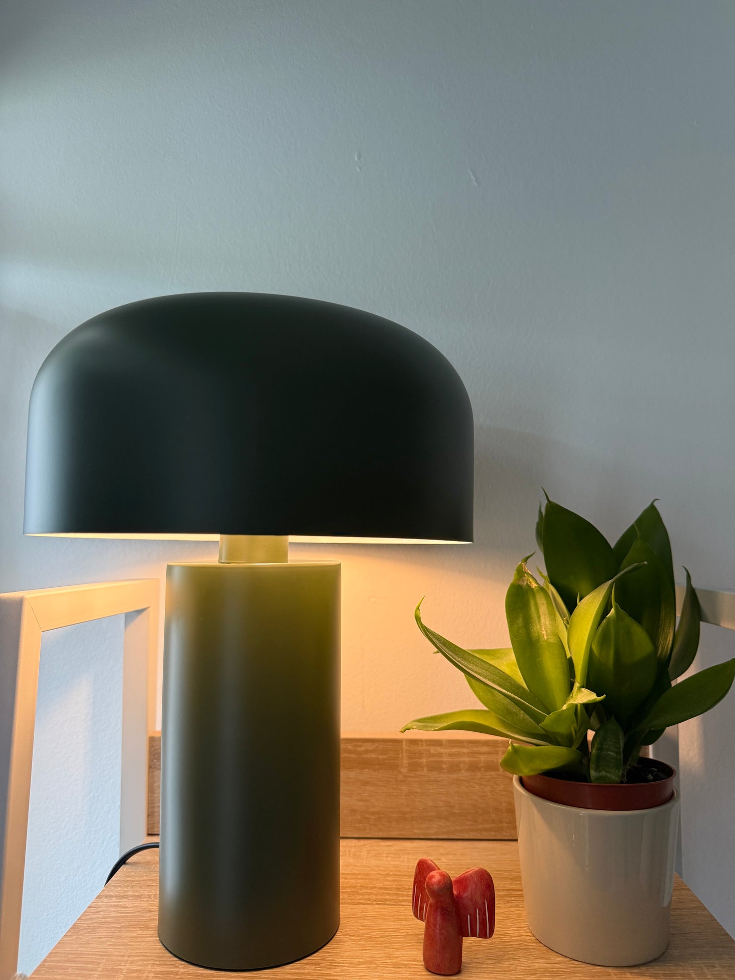 Moss Glow – Design-Tischlampe im Retro-Stil (olivgrün)