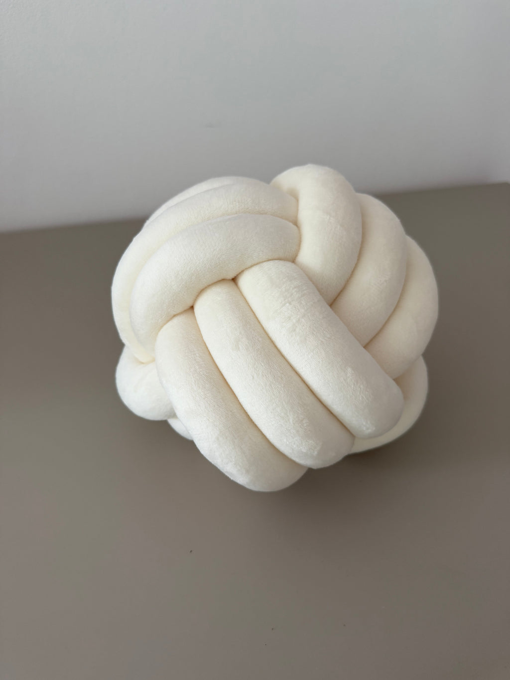 Limitiertes Twist Pure Knotenkissen Weiß – stylisch & gemütlich