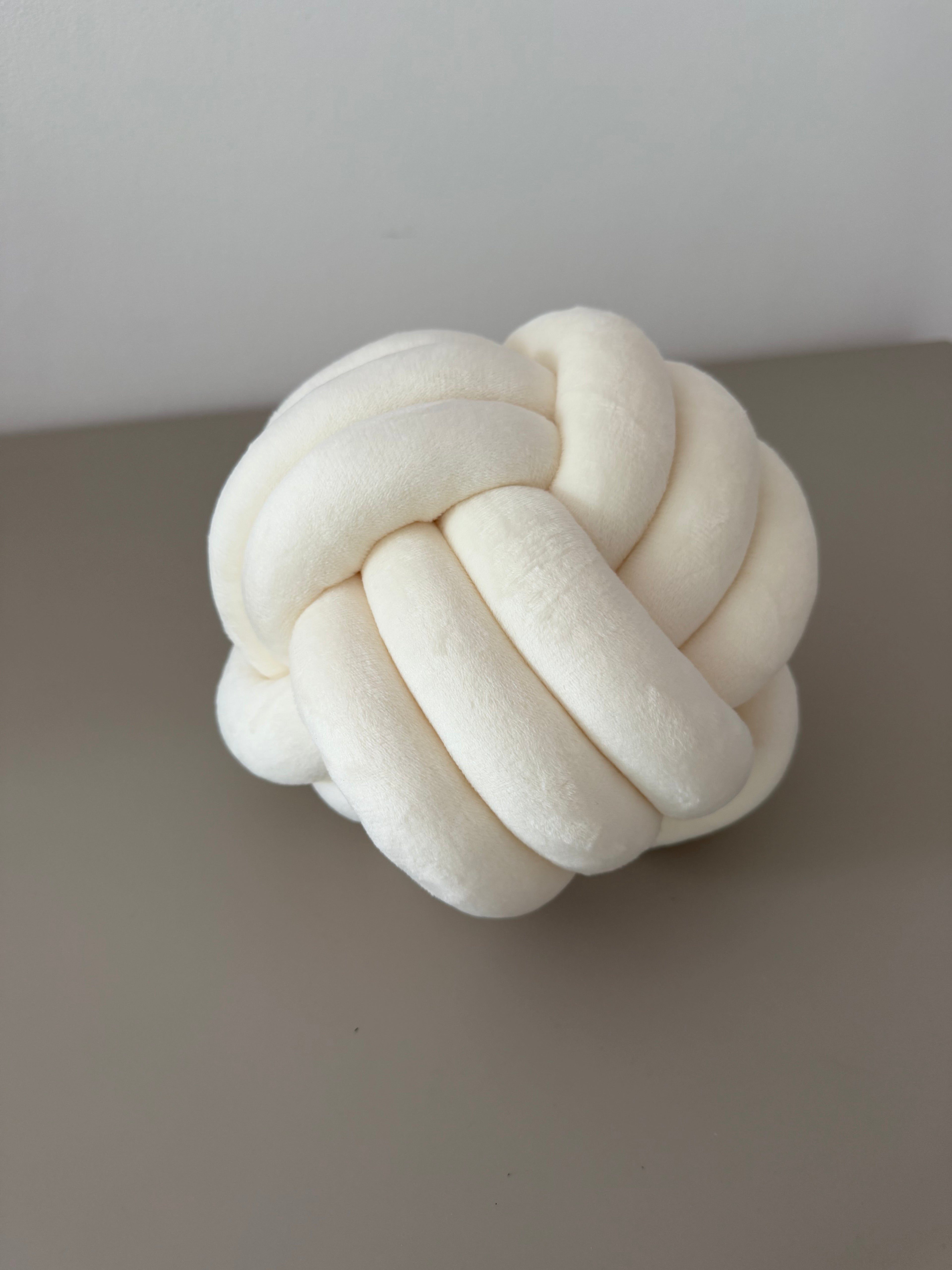 Limitiertes Twist Pure Knotenkissen Weiß – stylisch & gemütlich