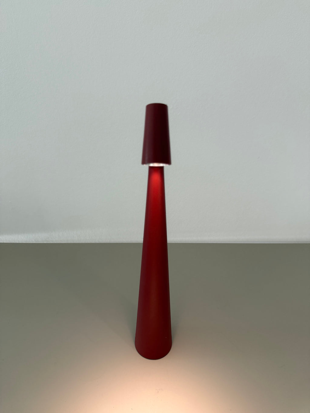 Crimson Cone – Minimalistisch & Farbintensiv