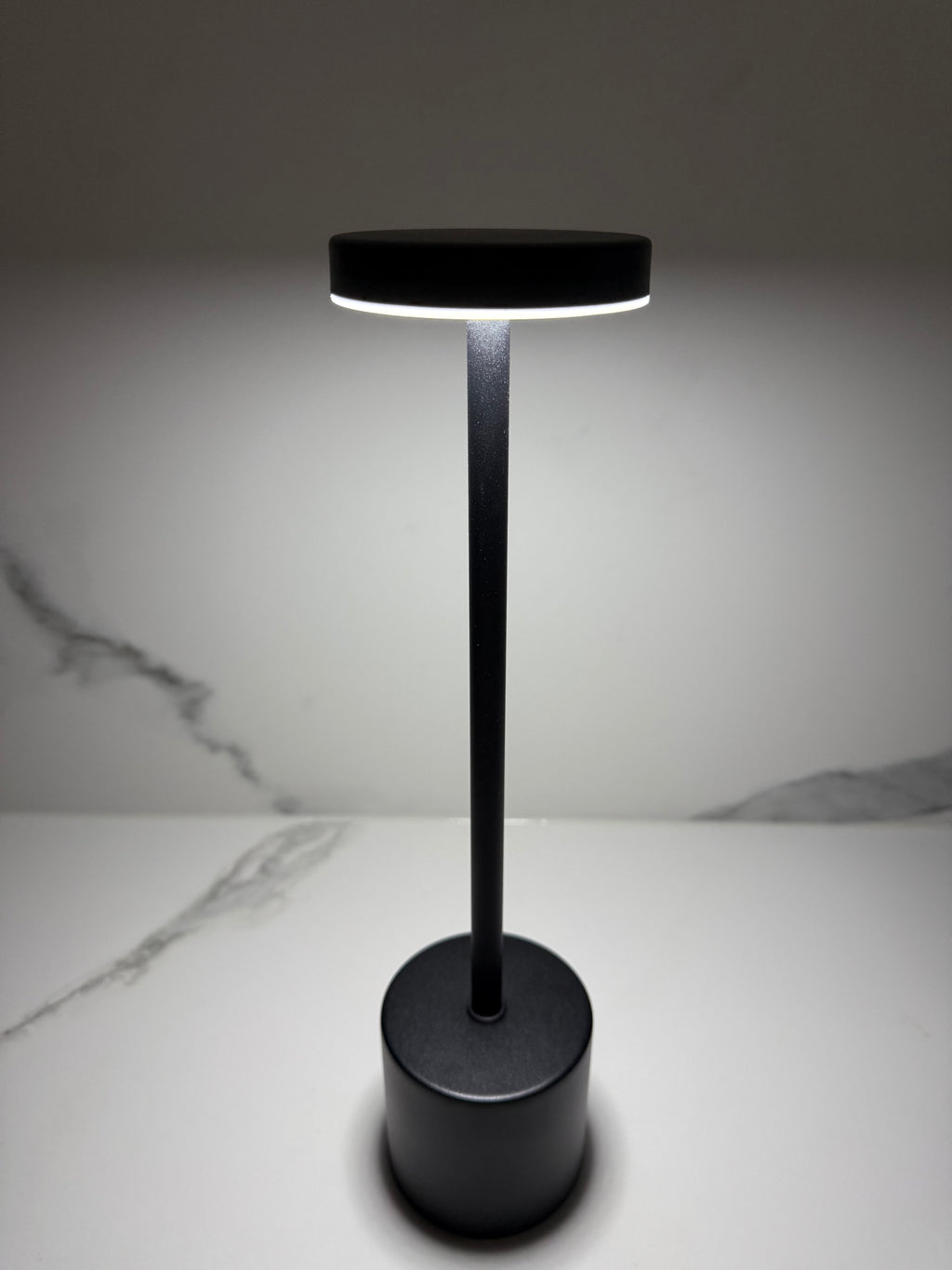 Aurora Black Touch - Stylische LED-Tischlampe in Schwarz