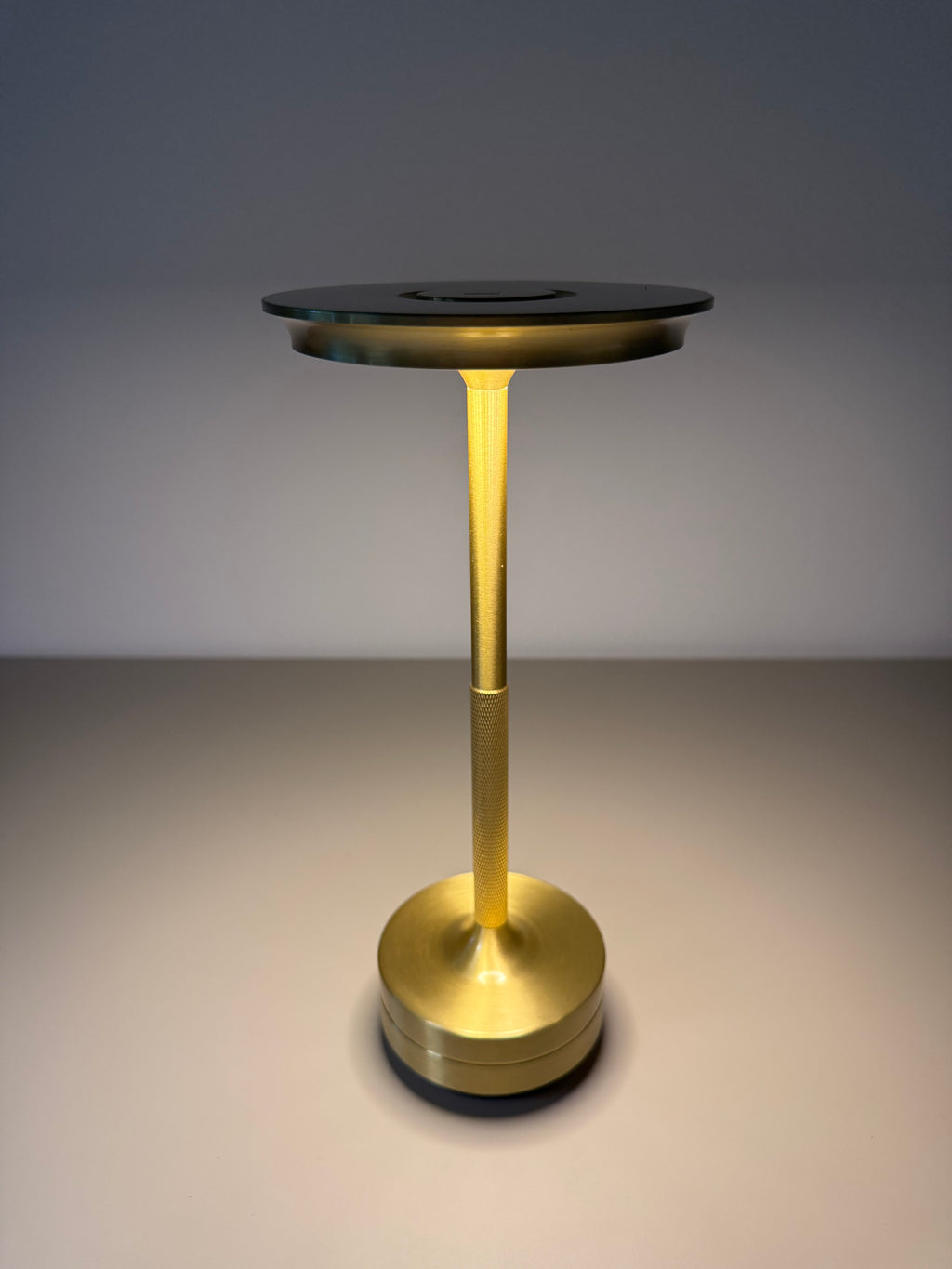 Limitierte Golden Halo LED-Tischlampe – exklusiv für Sommerabende