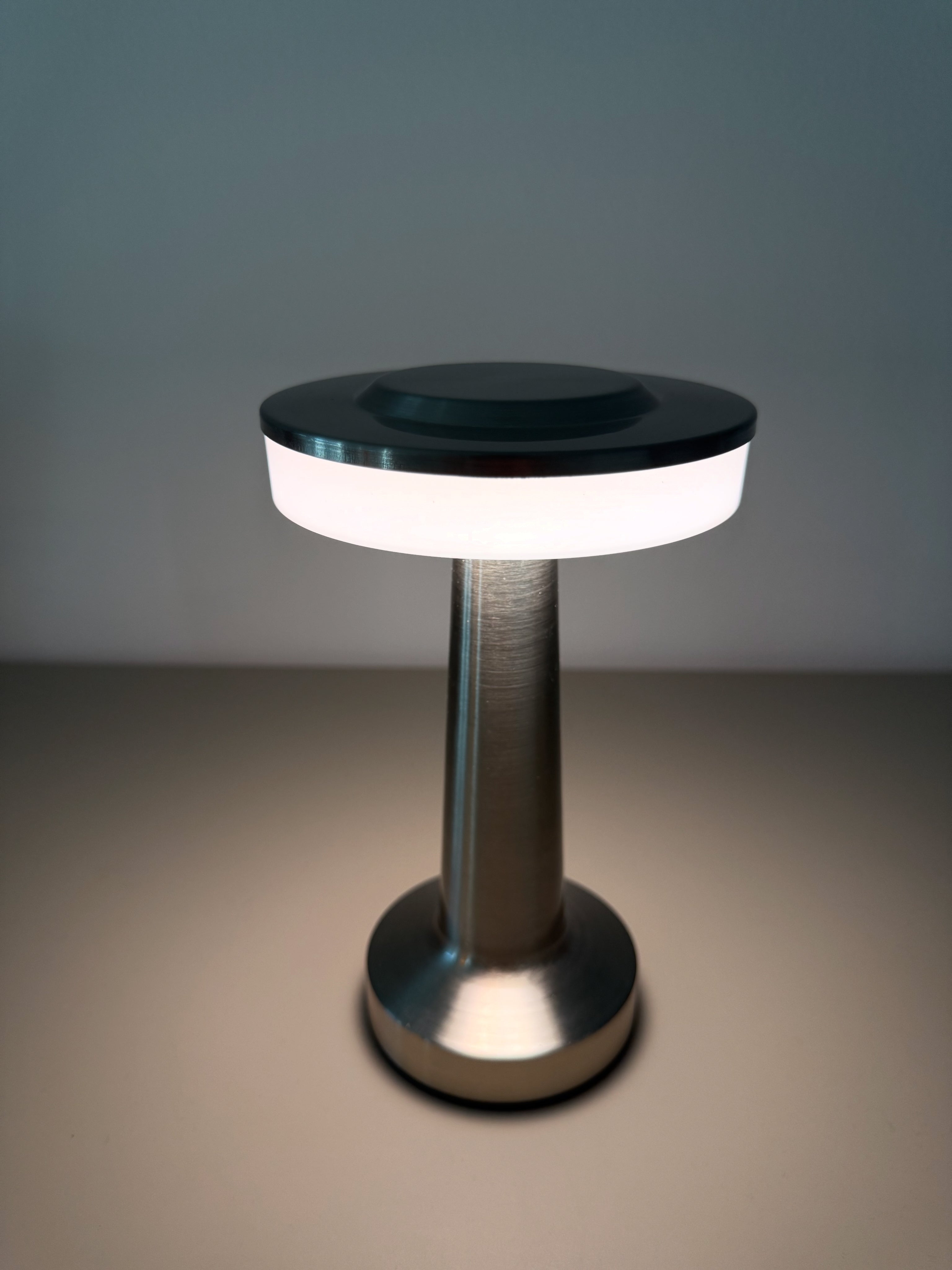 Limitierte Galactic Glow LED-Tischlampe - futuristisch & stylisch