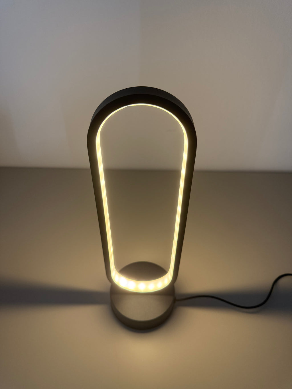 NeoLight – Futuristische LED-Kabellampe