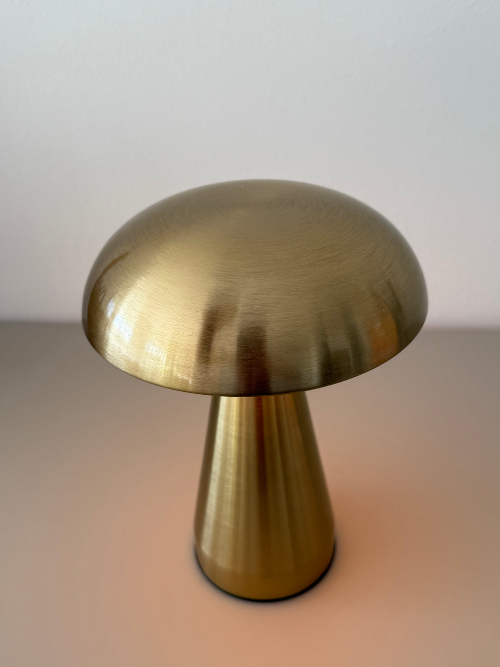 Limitierte Golden Glow Designlampe – kabellos, stilvoll im Sommer