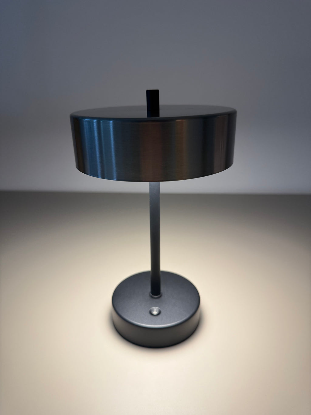 Steel Dot – Runde LED-Tischleuchte aus Metall mit Akku