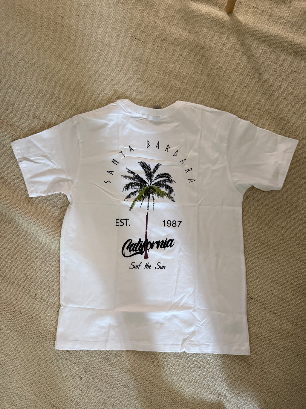 Santa Barbara Coastline – Weißes T-Shirt (Größe M)