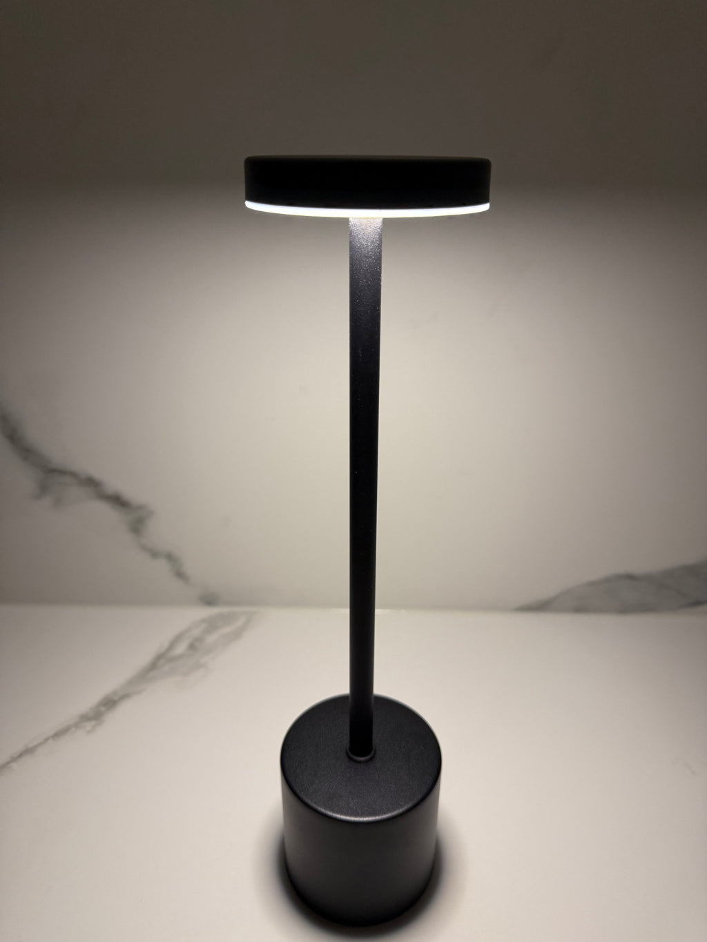 Aurora Black Touch - Stylische LED-Tischlampe in Schwarz