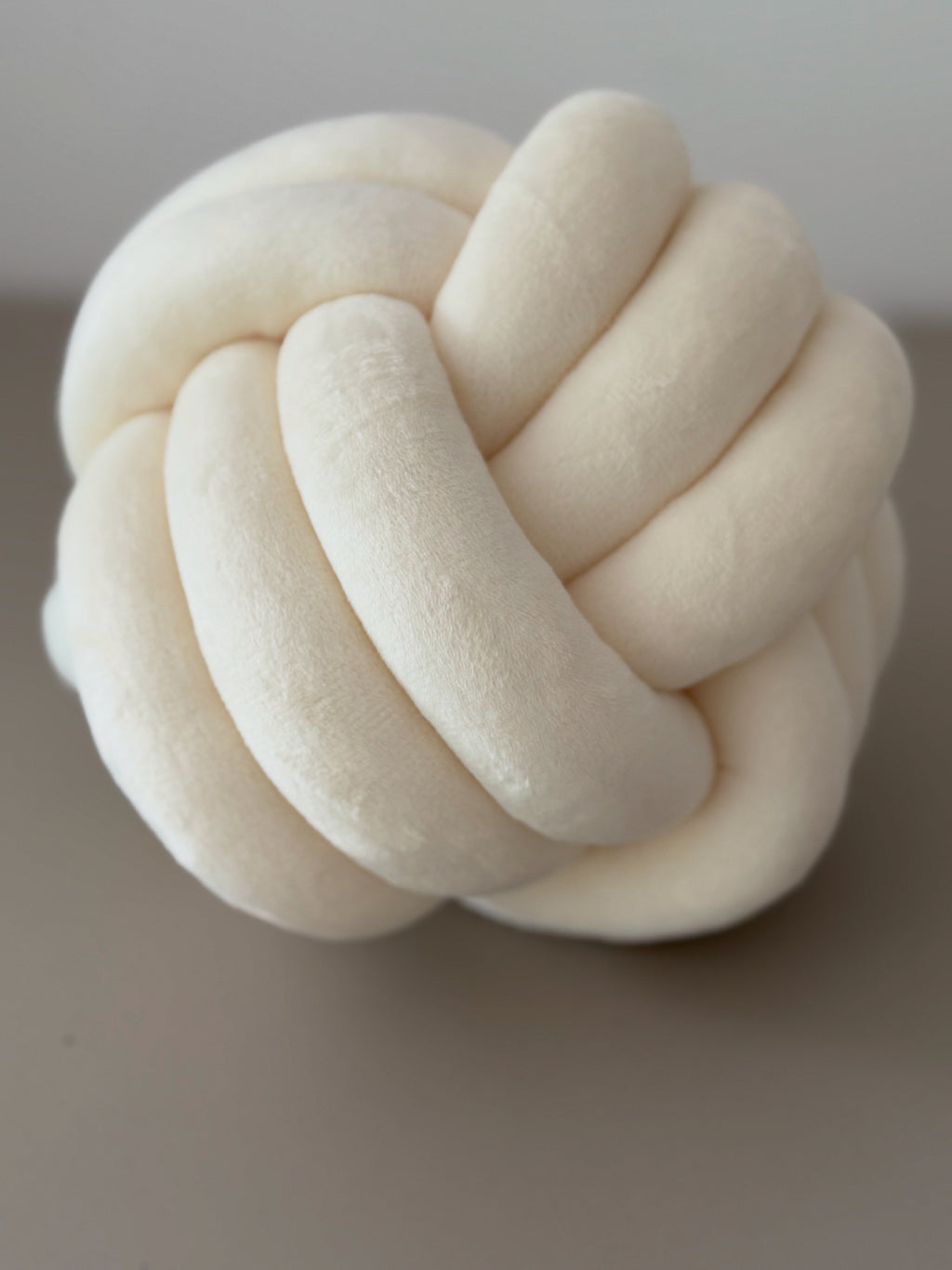 Limitiertes Twist Pure Knotenkissen Weiß – stylisch & gemütlich