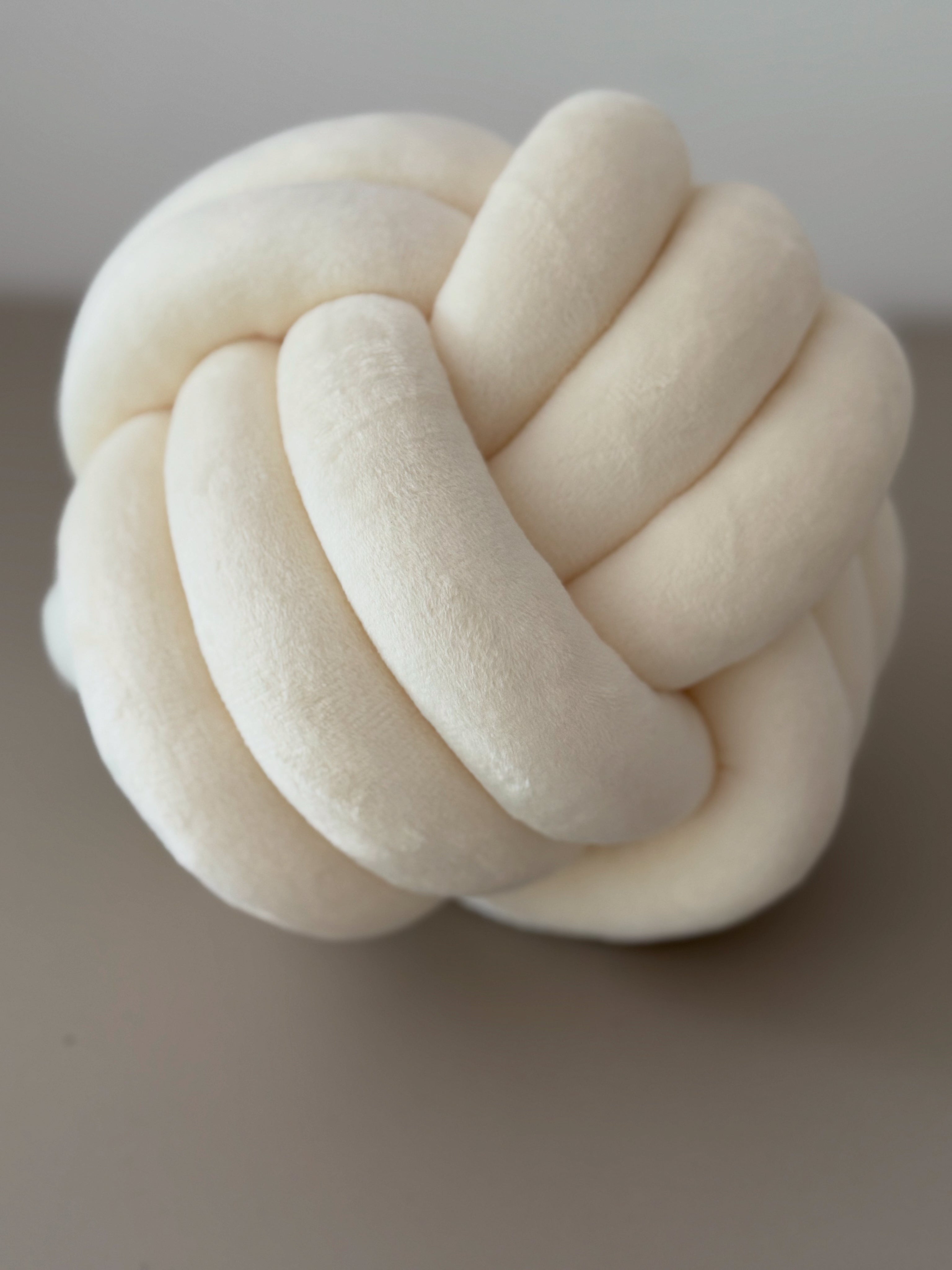 Limitiertes Twist Pure Knotenkissen Weiß – stylisch & gemütlich