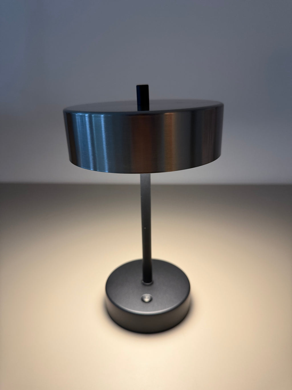 Steel Dot – Runde LED-Tischleuchte aus Metall mit Akku