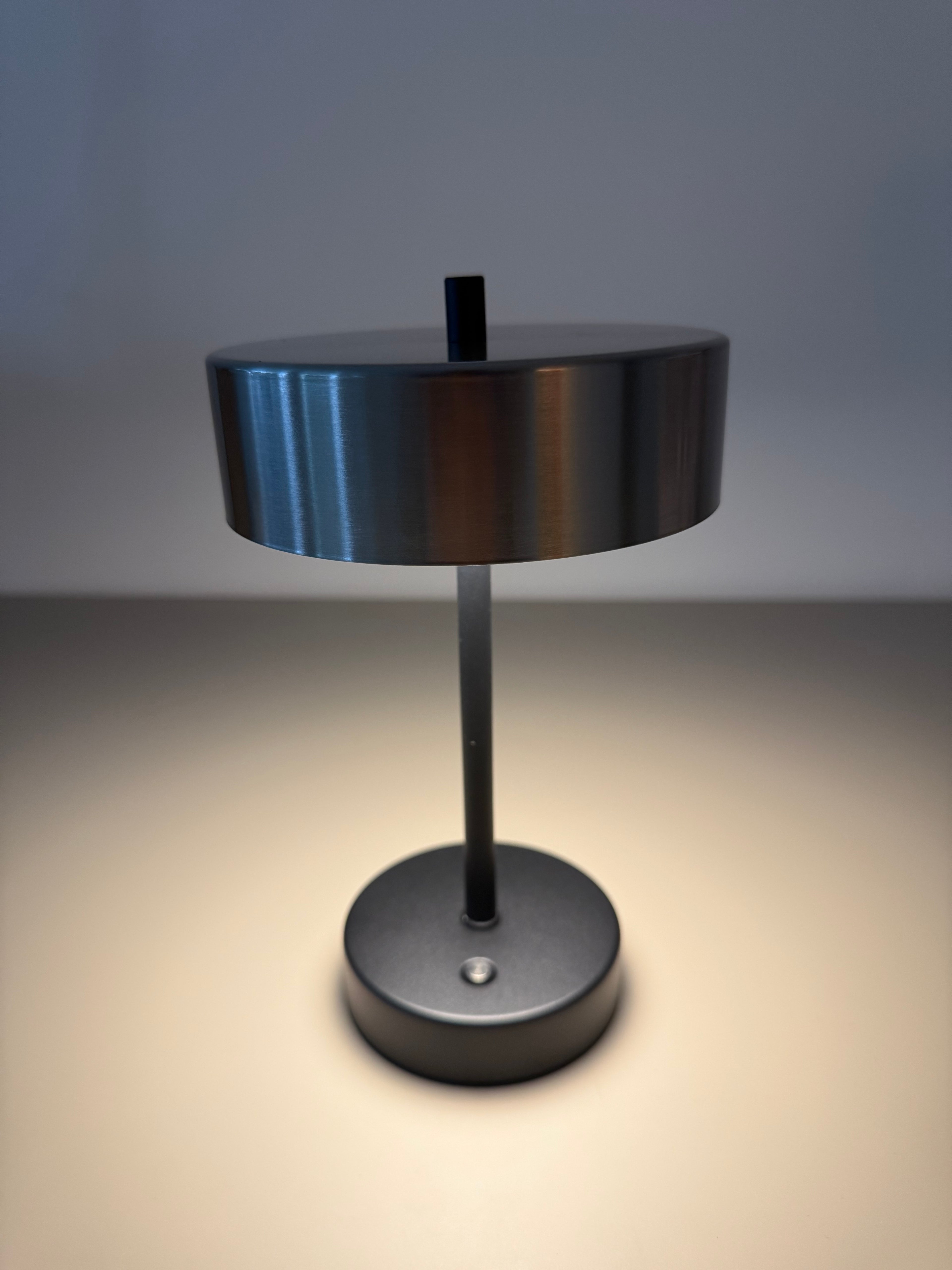 Steel Dot – Runde LED-Tischleuchte aus Metall mit Akku
