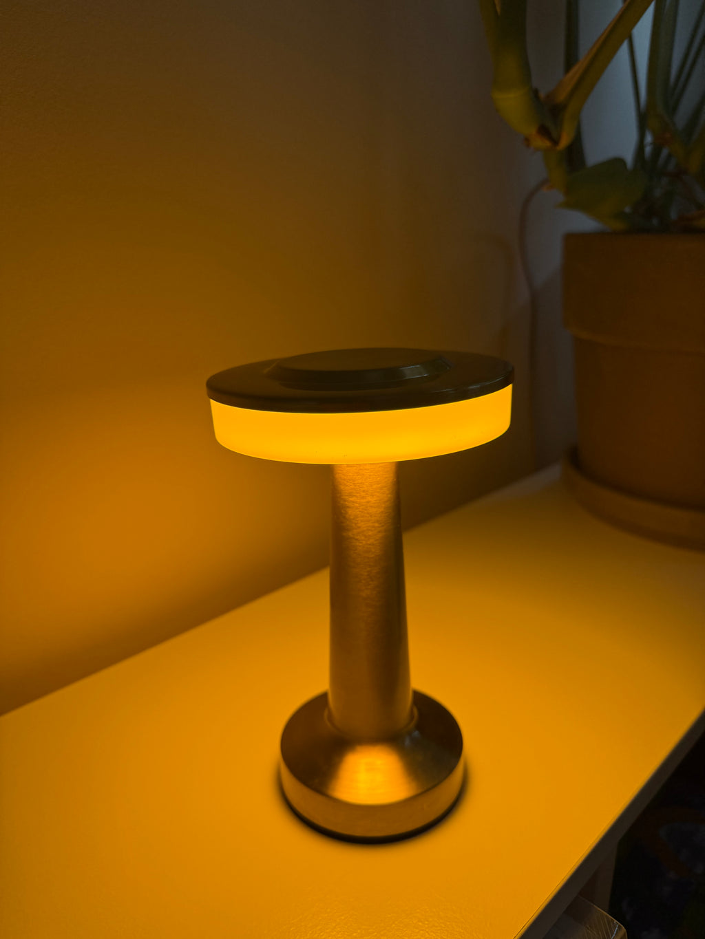 Solaris Glow – Die goldene LED-Lampe der Zukunft