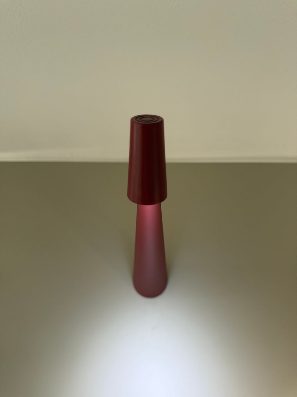 Crimson Cone – Minimalistisch & Farbintensiv