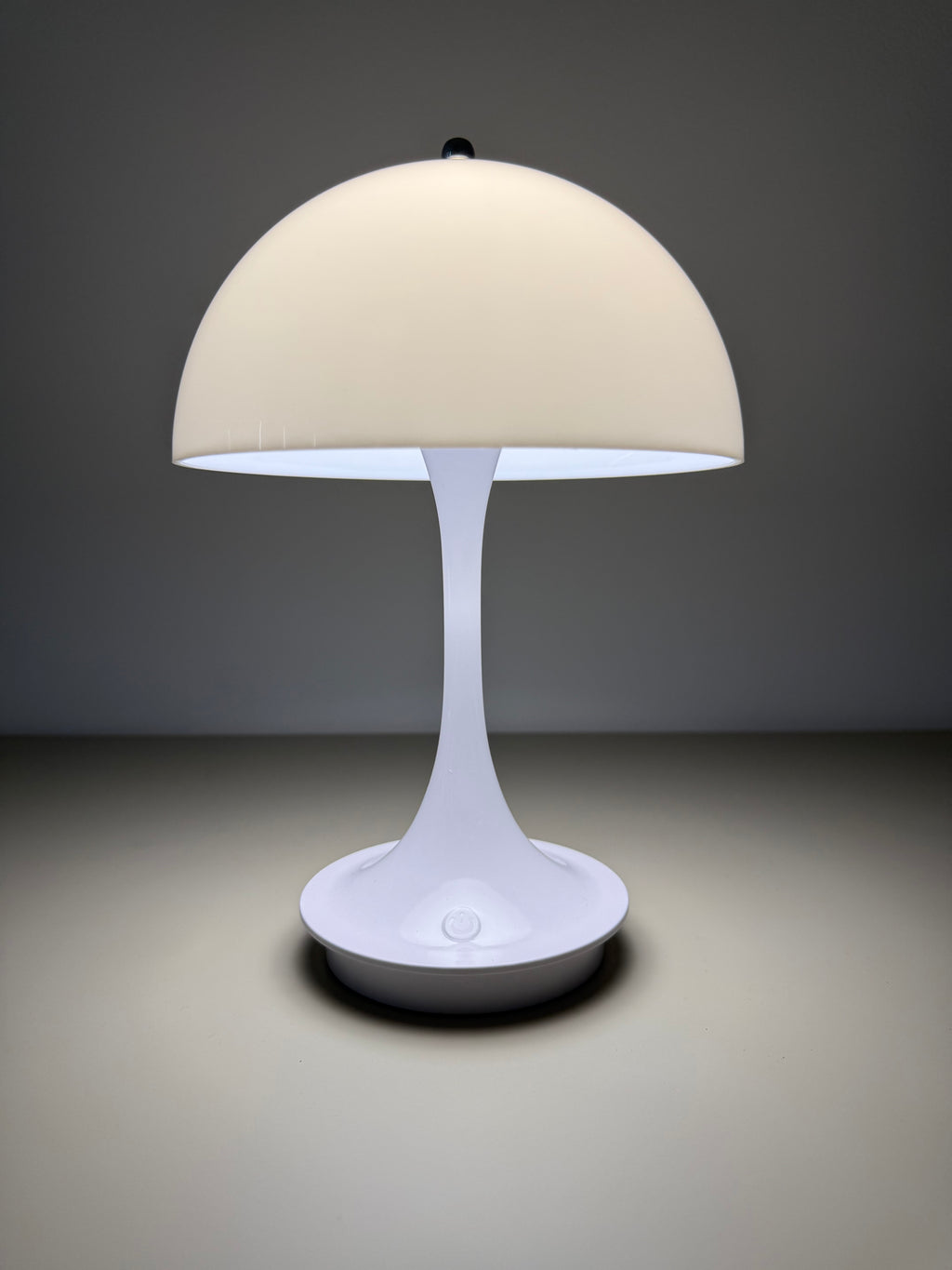 „Pure Glow“ – Die weiße Design-Pilzlampe