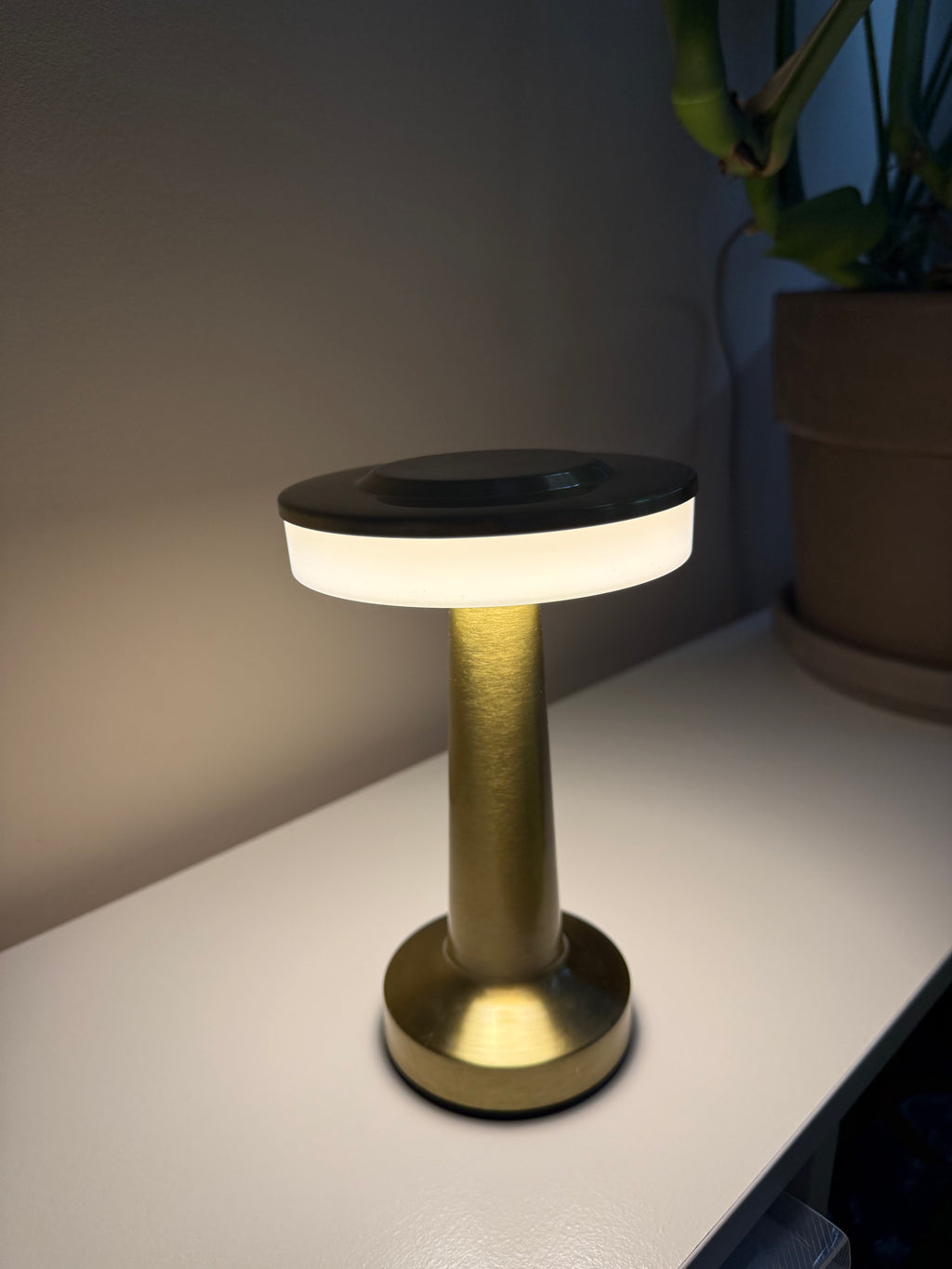 Solaris Glow – Die goldene LED-Lampe der Zukunft