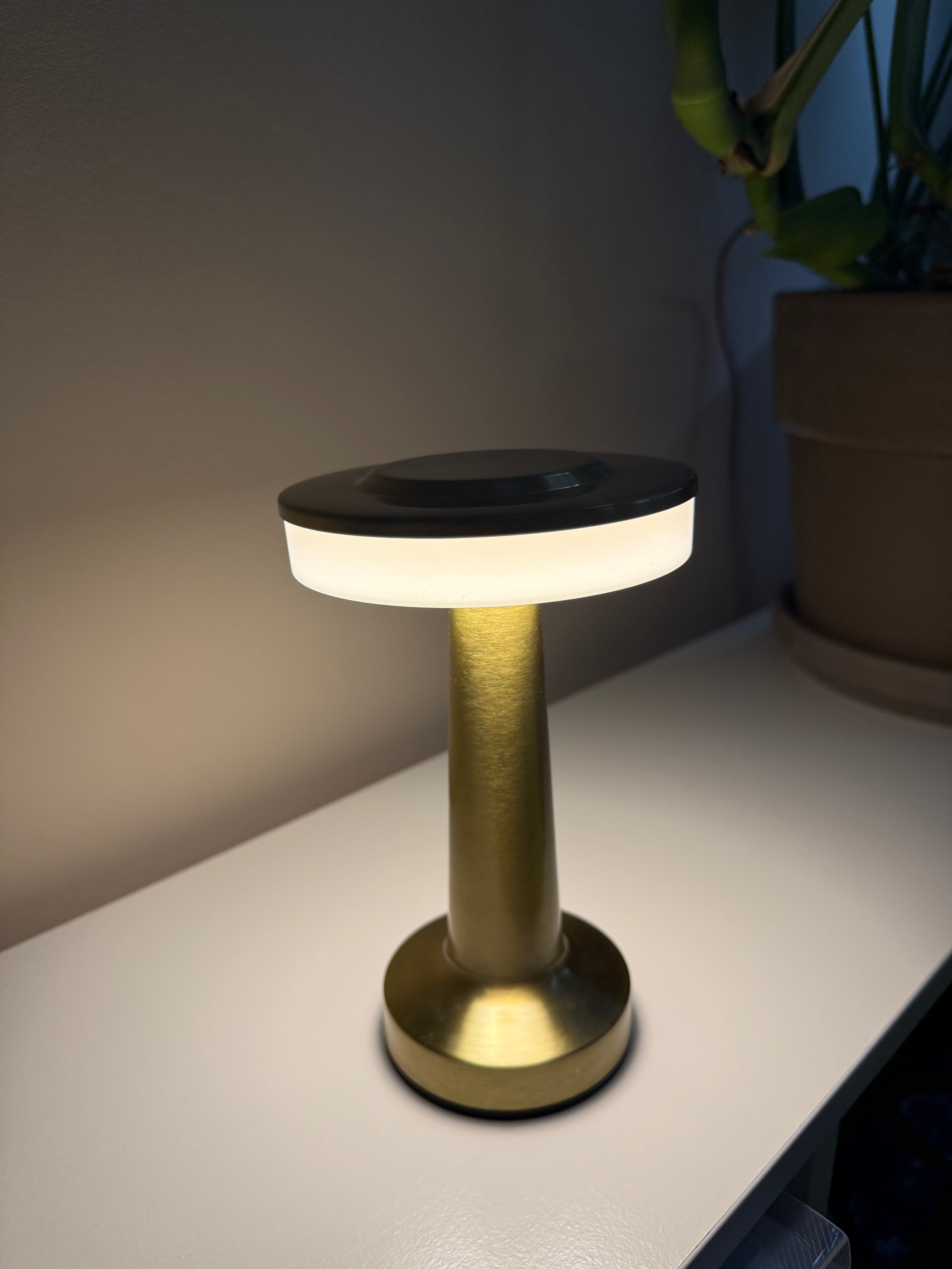 Solaris Glow – Die goldene LED-Lampe der Zukunft