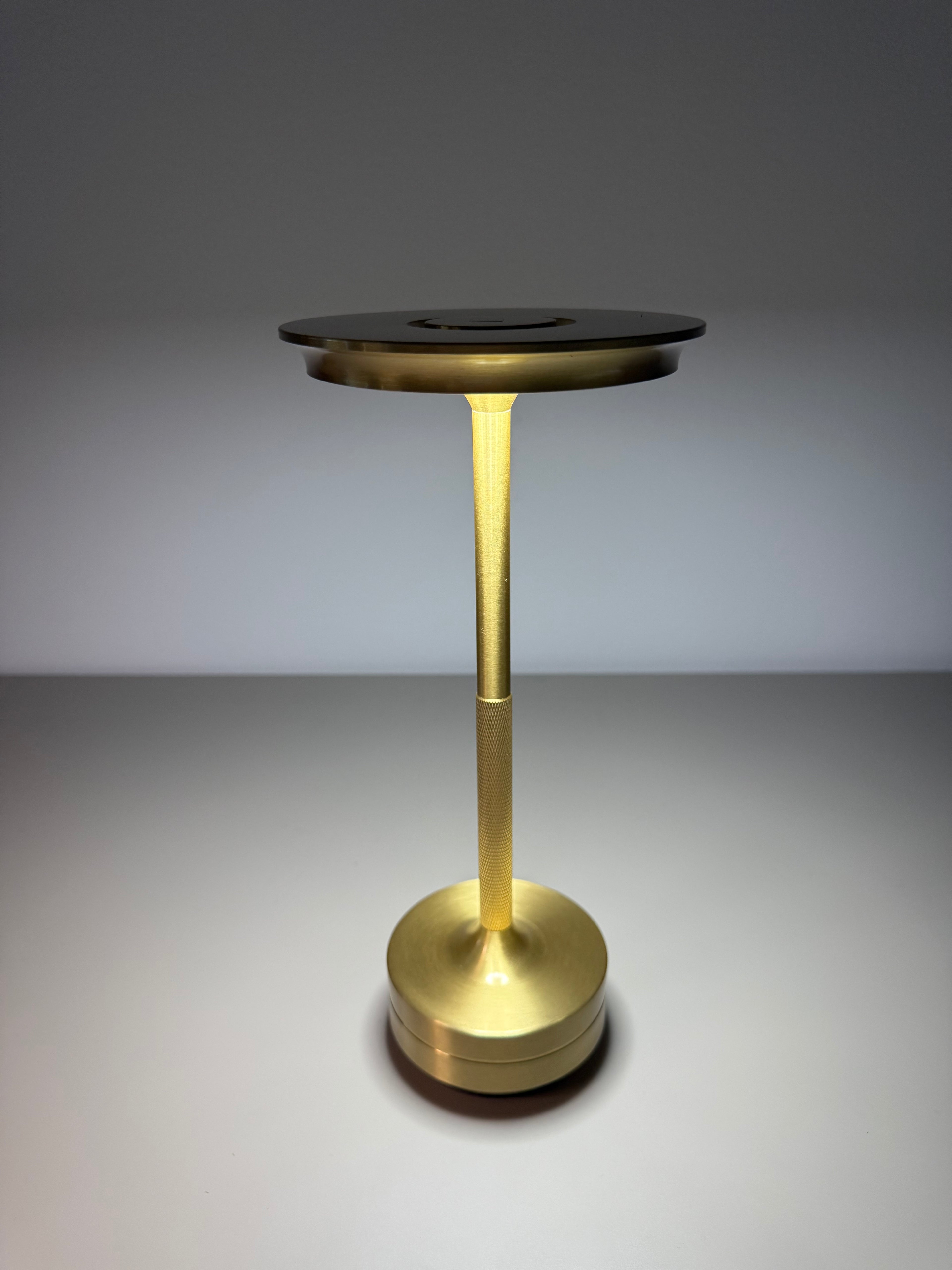 Limitierte Golden Halo LED-Tischlampe – exklusiv für Sommerabende