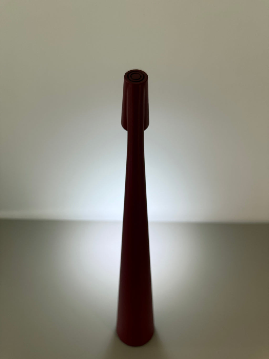 Crimson Cone – Minimalistisch & Farbintensiv