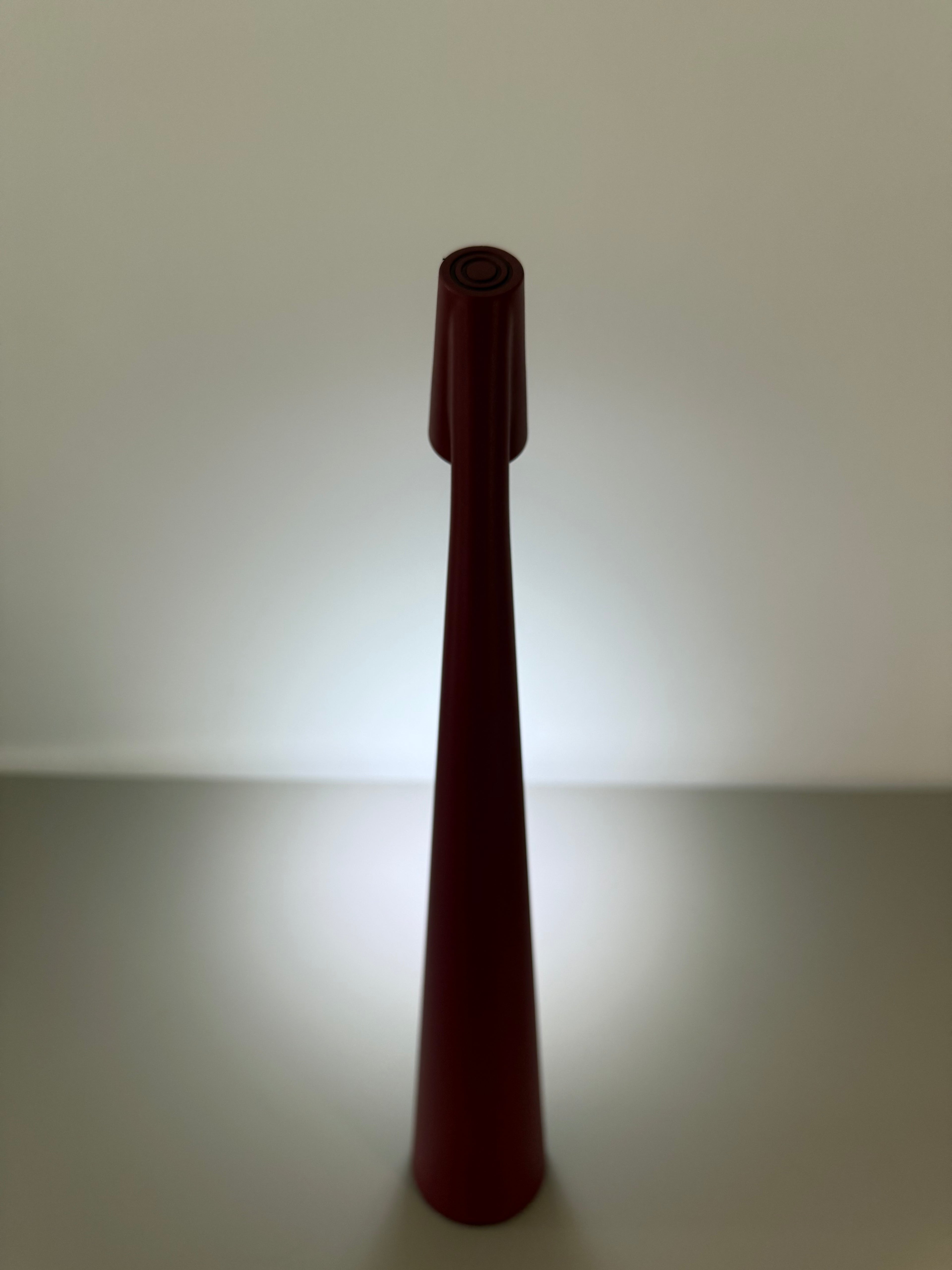 Crimson Cone – Minimalistisch & Farbintensiv