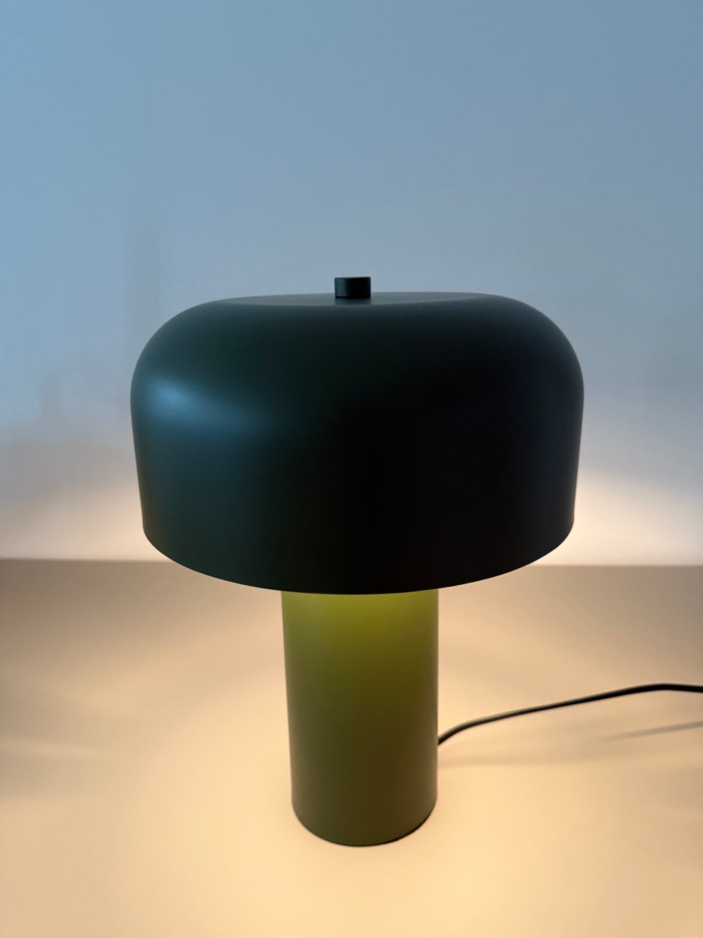 Moss Glow – Design-Tischlampe im Retro-Stil (grün/schwarz)