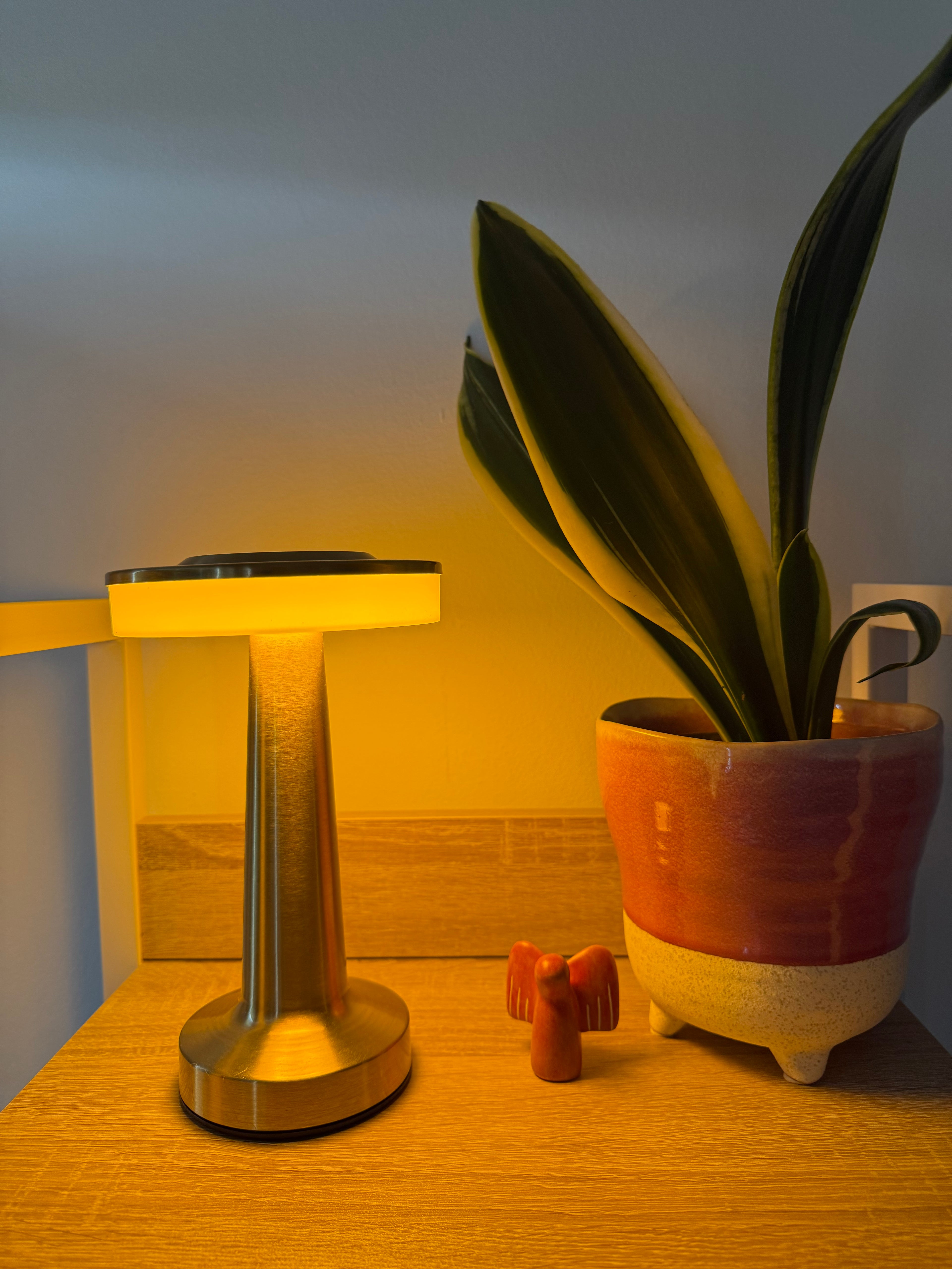 Solaris Glow – Die goldene LED-Lampe der Zukunft