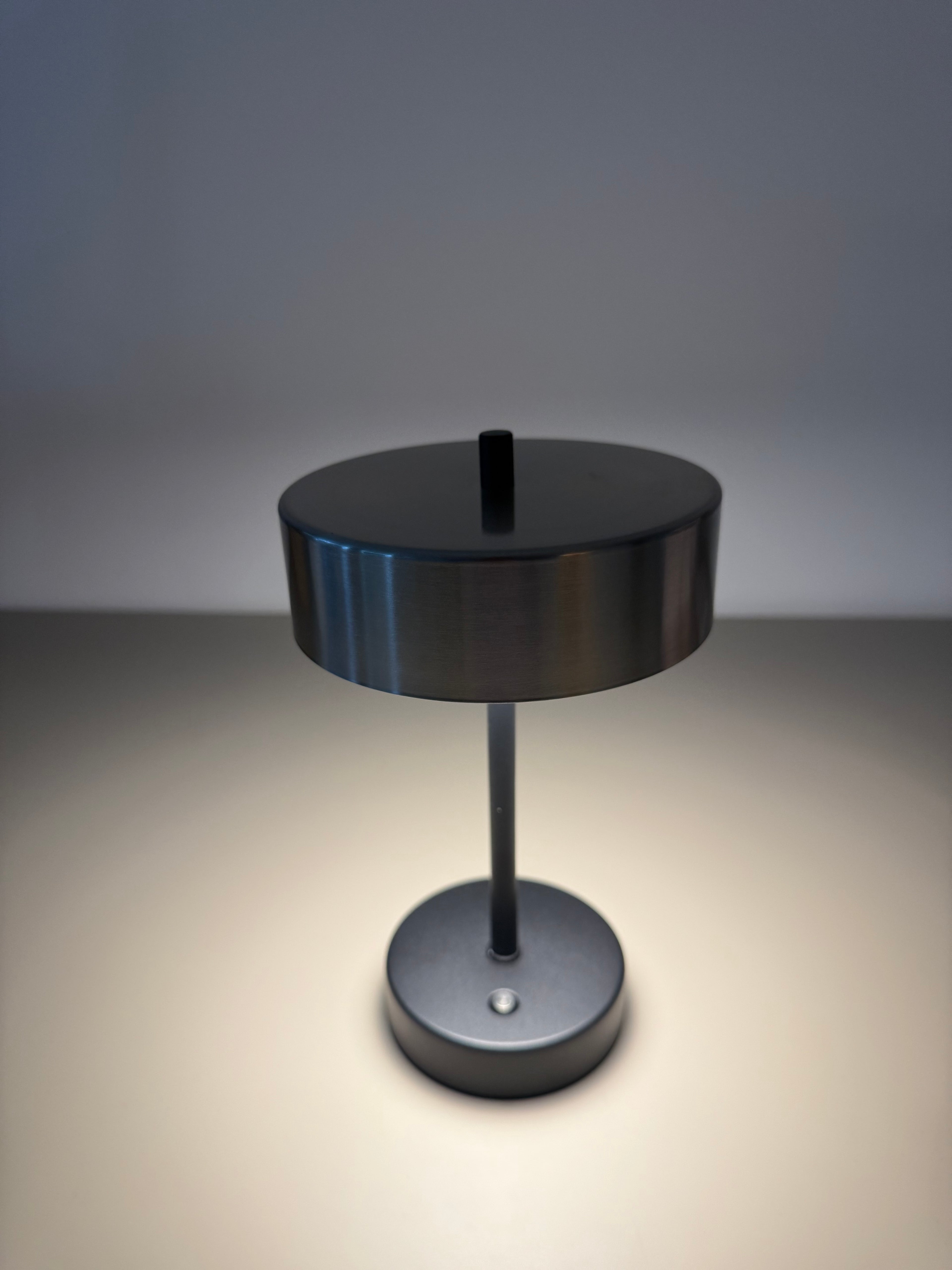Steel Dot – Runde LED-Tischleuchte aus Metall mit Akku