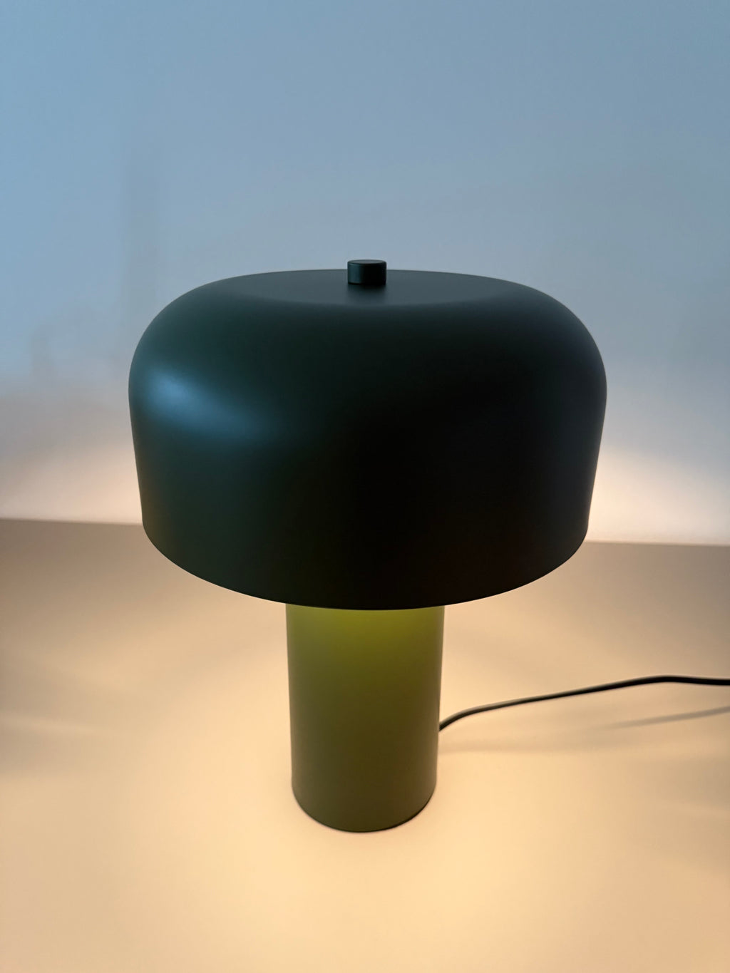 Moss Glow – Design-Tischlampe im Retro-Stil (grün/schwarz)