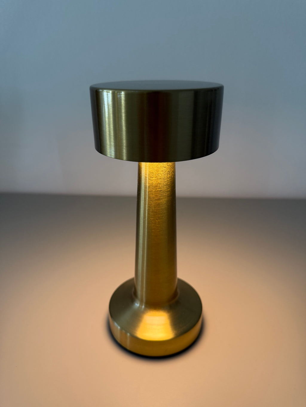 Limitierte Golden Minimal LED-Tischlampe – minimalistisch & warm