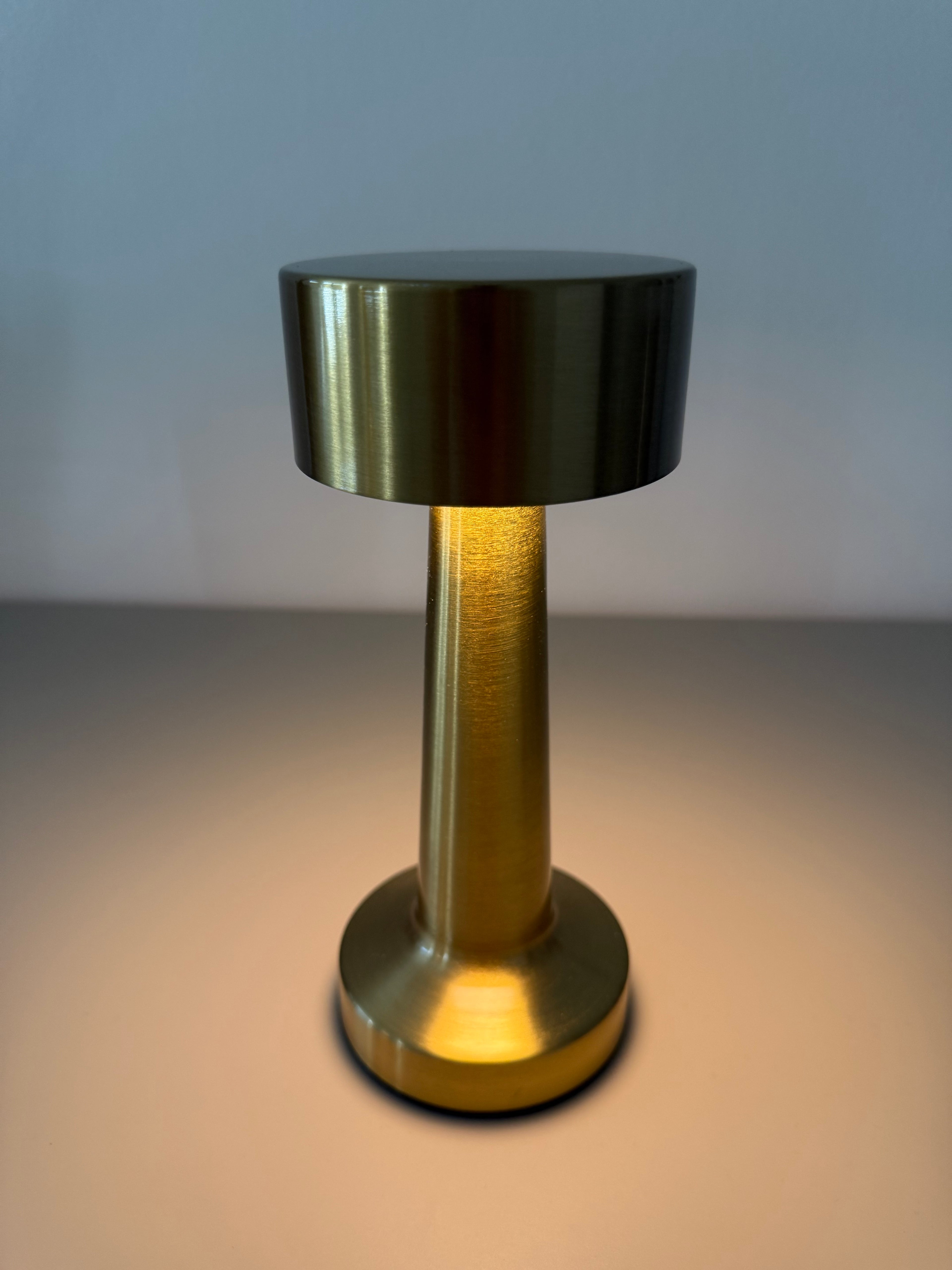 Limitierte Golden Minimal LED-Tischlampe – minimalistisch & warm